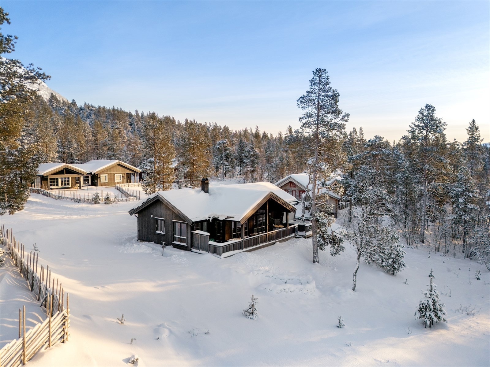 Lemonsjøen Fjellstue med kafé og restaurant er i gangavstand fra hytta. Galleribilde