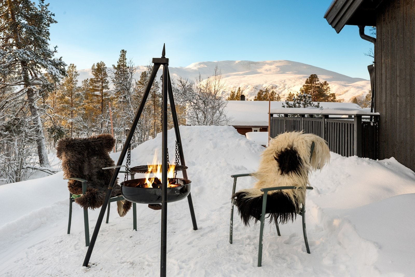 En hyggelig "bålpanneplass" i tilknytning terrassen. Galleribilde