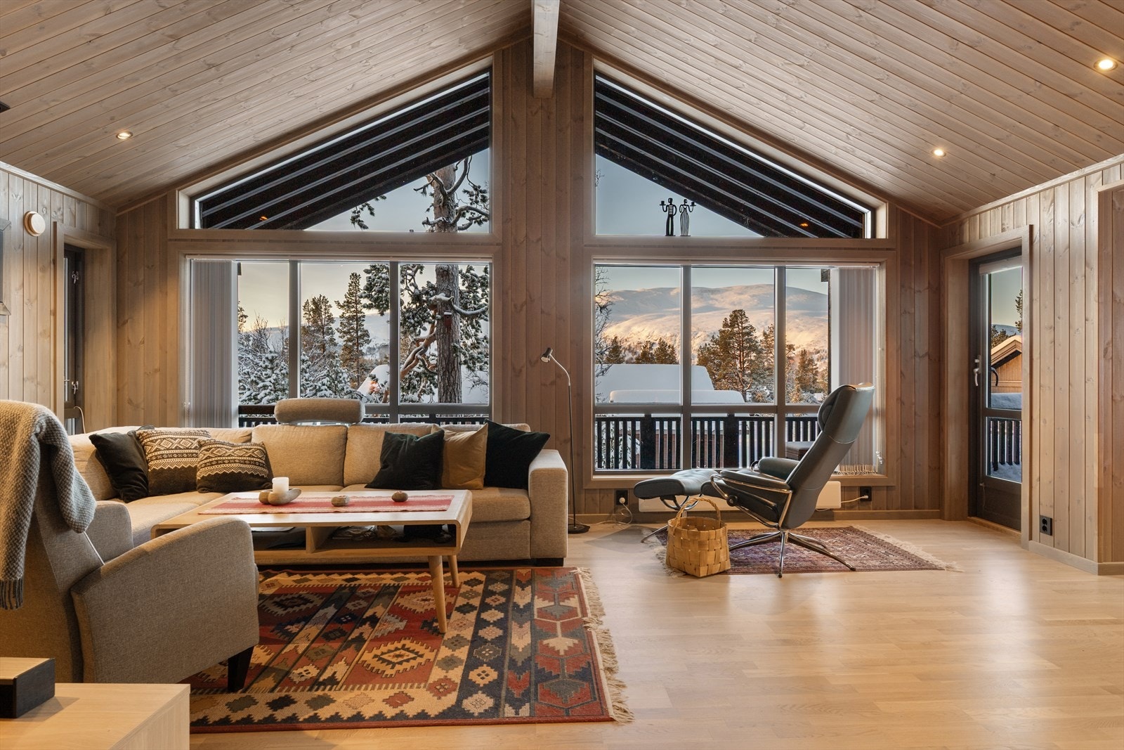 Skråhimling og store vindusflater gjør stua lys og luftig. Galleribilde