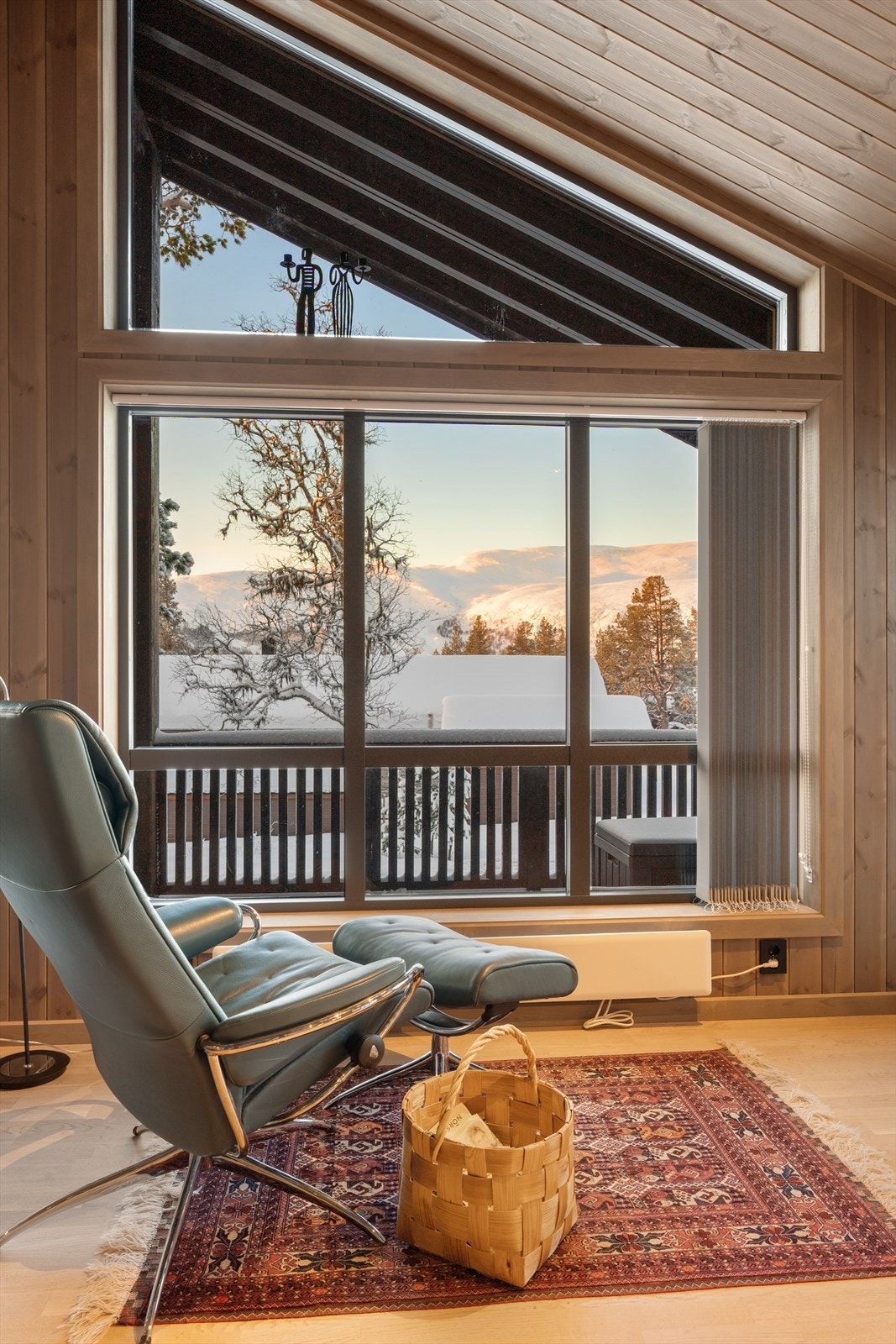 Fra stue og kjøkken er det flott utsikt mot fjellområdene omkring. Galleribilde