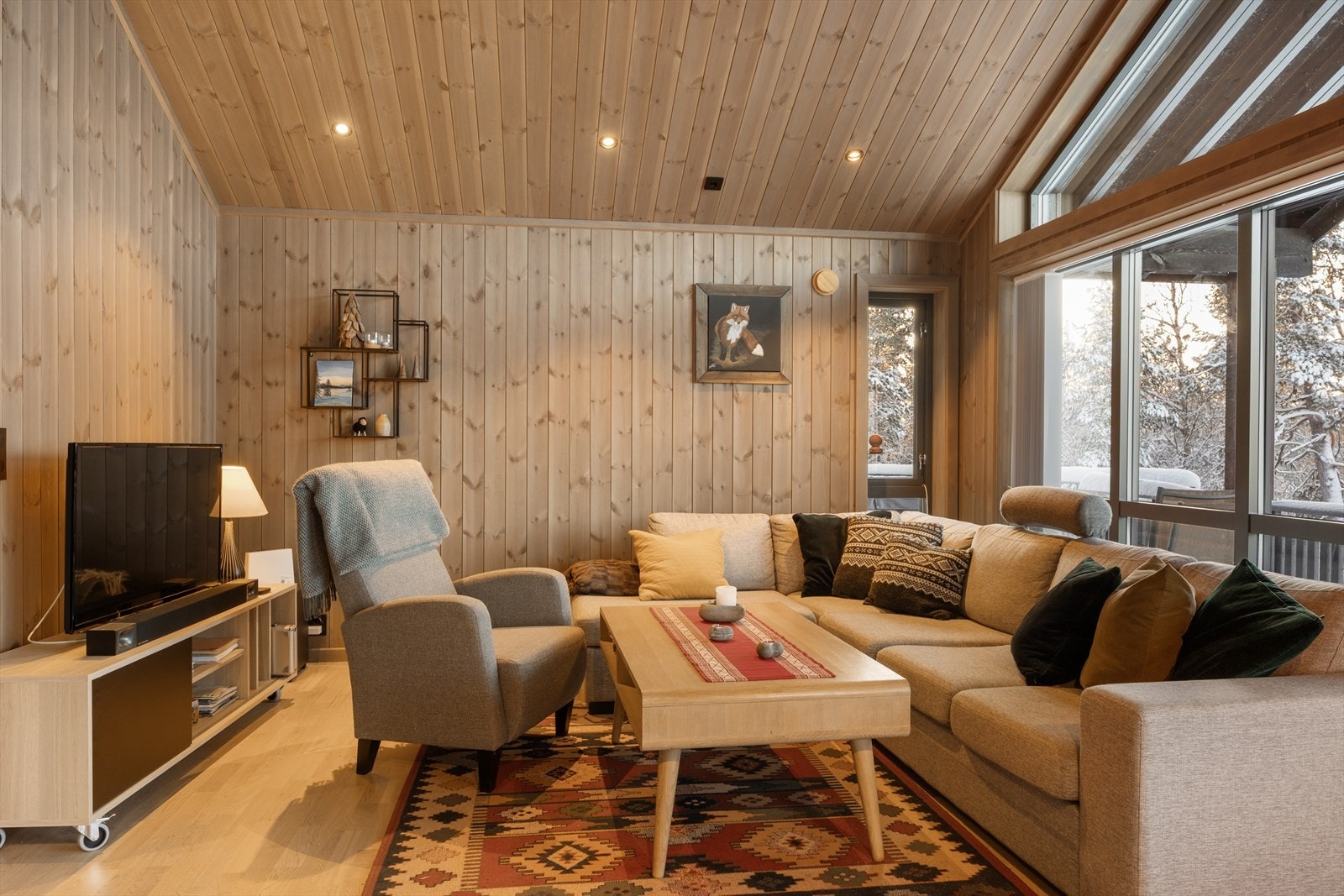 Det er god plass til sofagruppe, lenestoler, TV-møbler, spisestue mm. Galleribilde