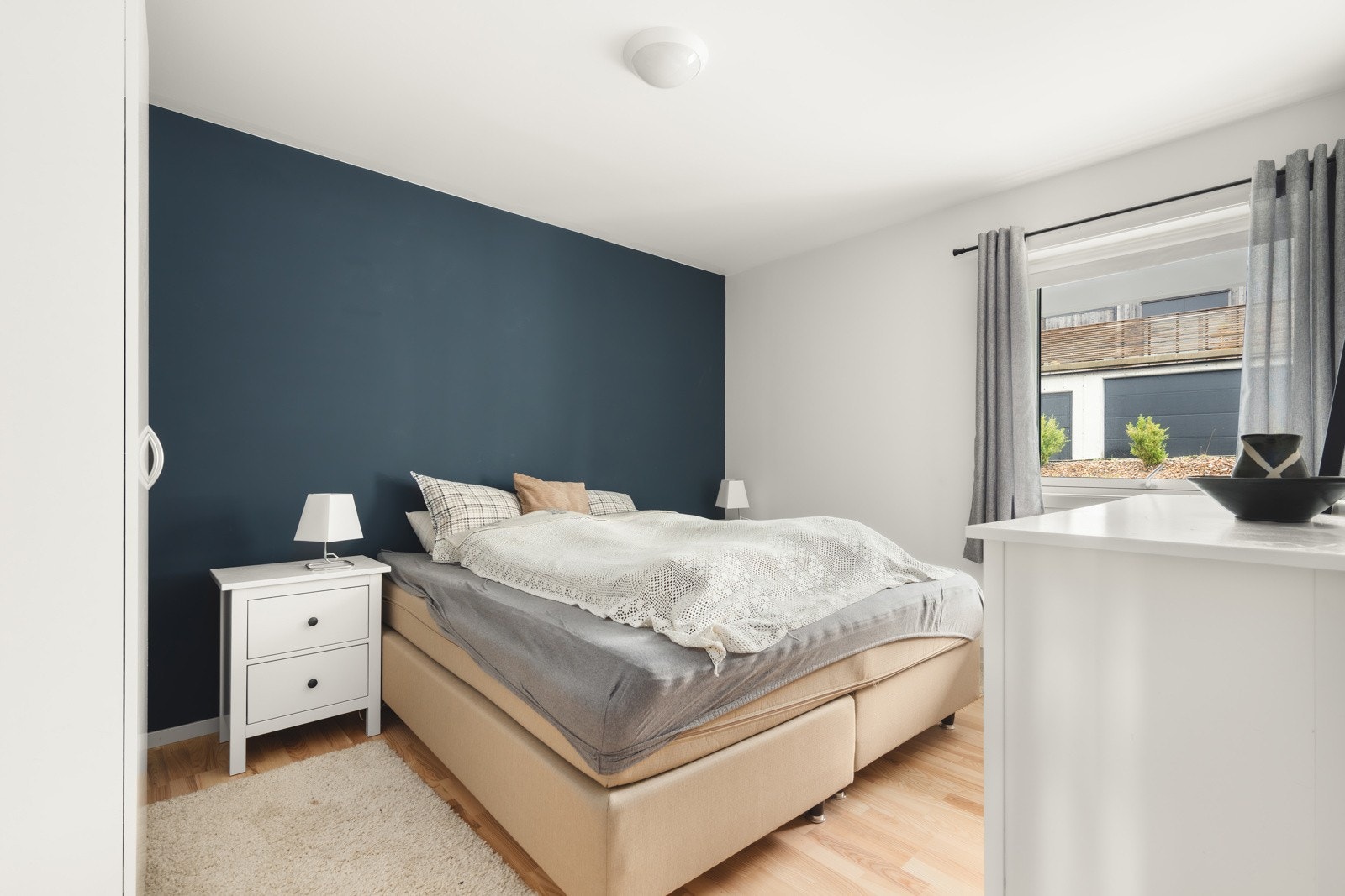 Romslig hovedsoverom med god garderobeløsning og plass til dobbeltseng. Et lyst og behagelig rom med fine møbleringsmuligheter. Galleribilde