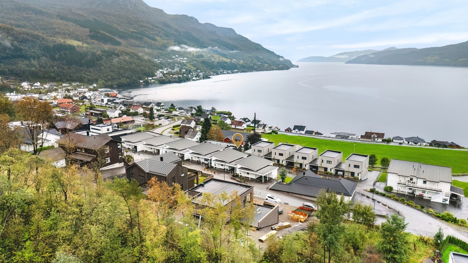 Her får du både gode solforhold og et fredfullt bomiljø. Kort avstand til skole, barnehage, dagligvarebutikk, cafè og samfunnshus. I nærområdet finner du fotballbane, lekeplass og flotte turområder - perfekt for både aktive dager og rolige stunder. Galleribilde