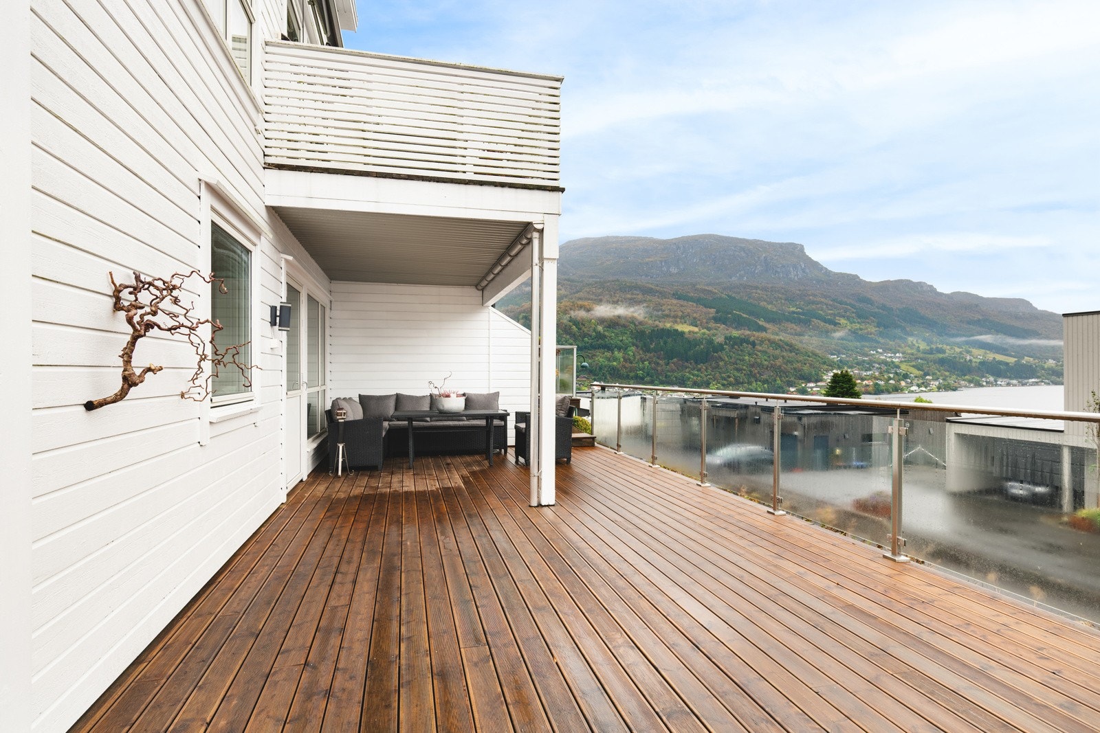 Trivelig terrasse med plass til flere sittegrupper. Galleribilde