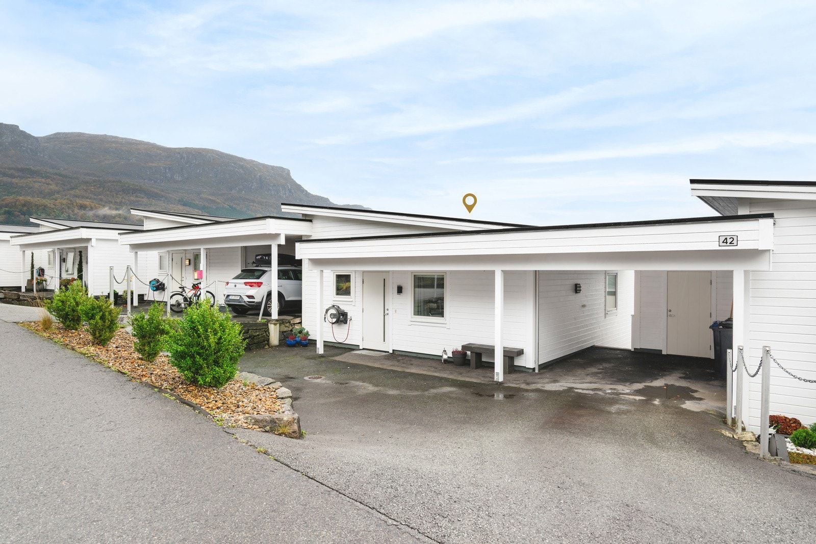 Enebolig med carport. Galleribilde