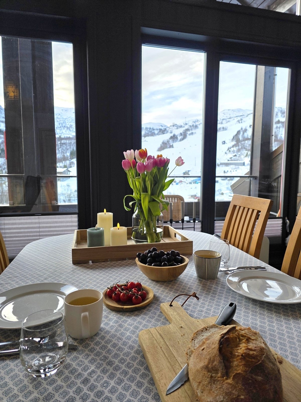 Nyt frokosten med utsikt til skitrekket Galleribilde
