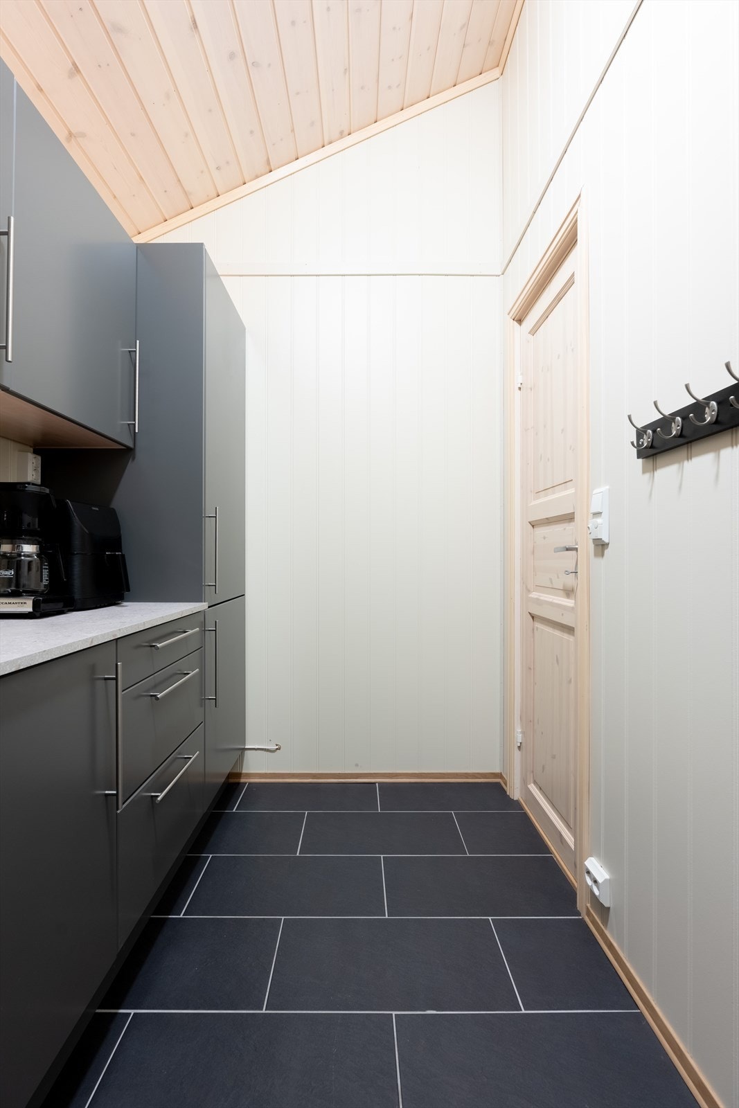 Praktisk innvendig bod/teknisk rom, med kjøkkeninnredning for ekstra skapplass Galleribilde