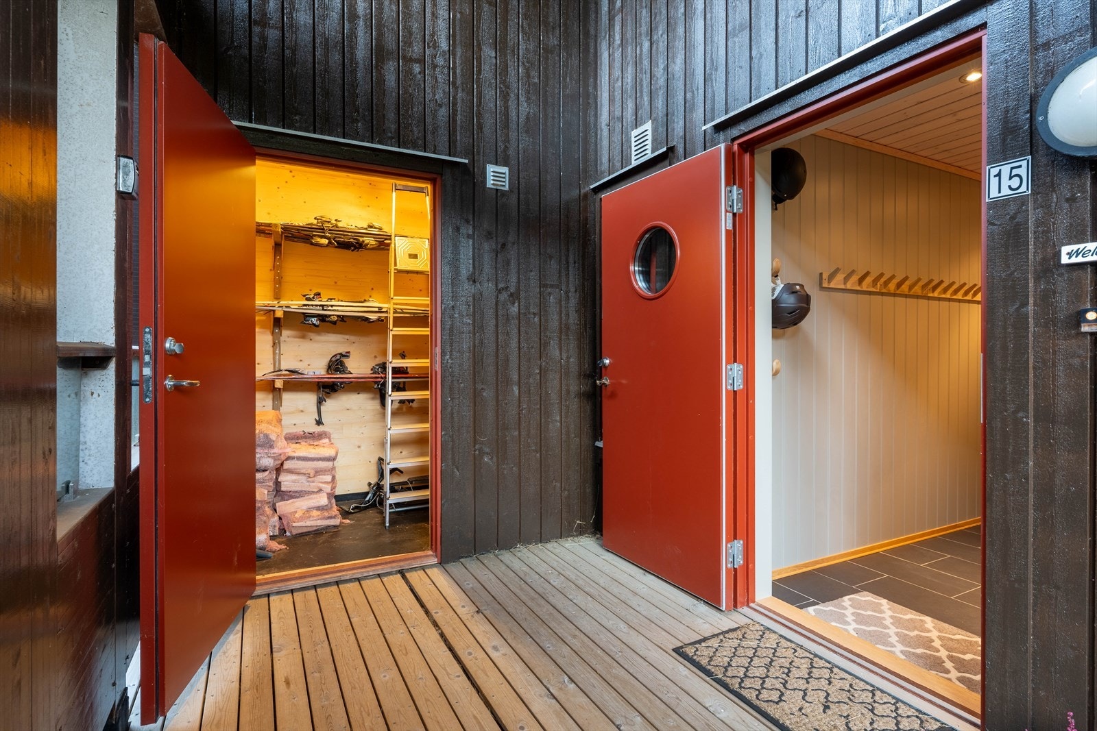 Utvendig bod gir ekstra lagringsplass til ski og ved m.m. Galleribilde