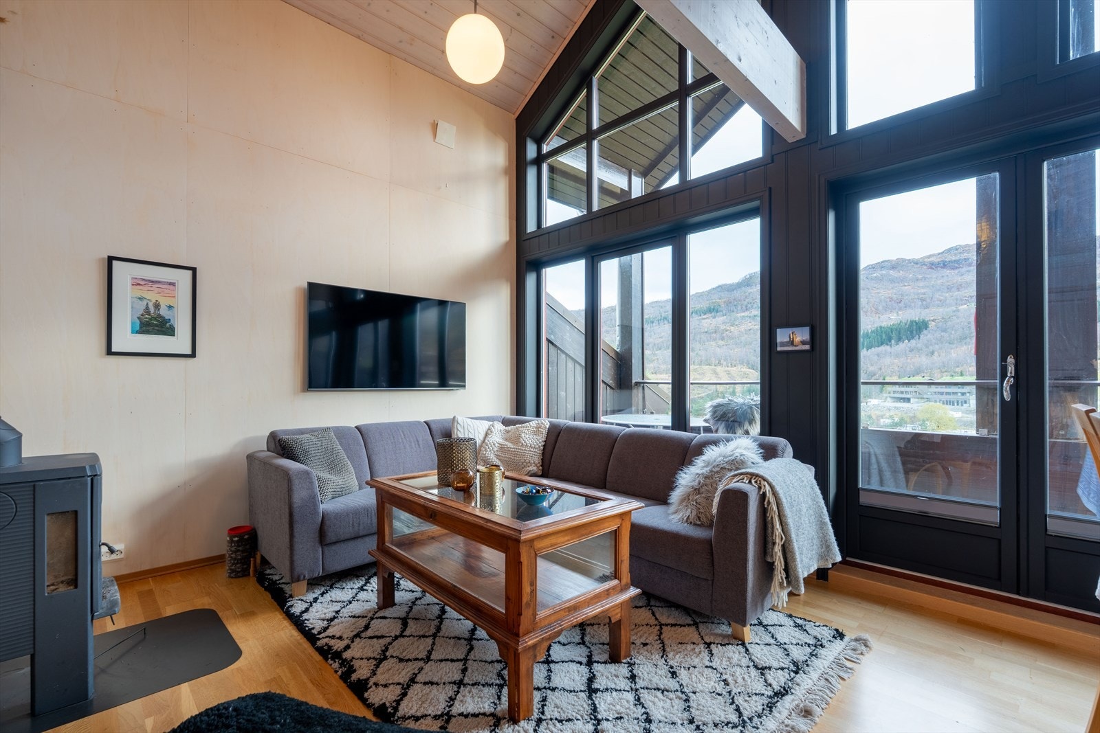 Vegg i stue og kjøkken kledd med finerplater Galleribilde