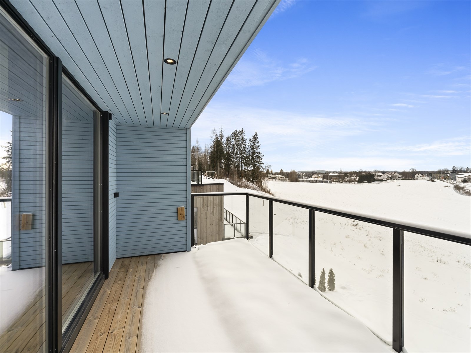 Stor balkong med utgang fra stue/kjøkken i 1.etasje Galleribilde