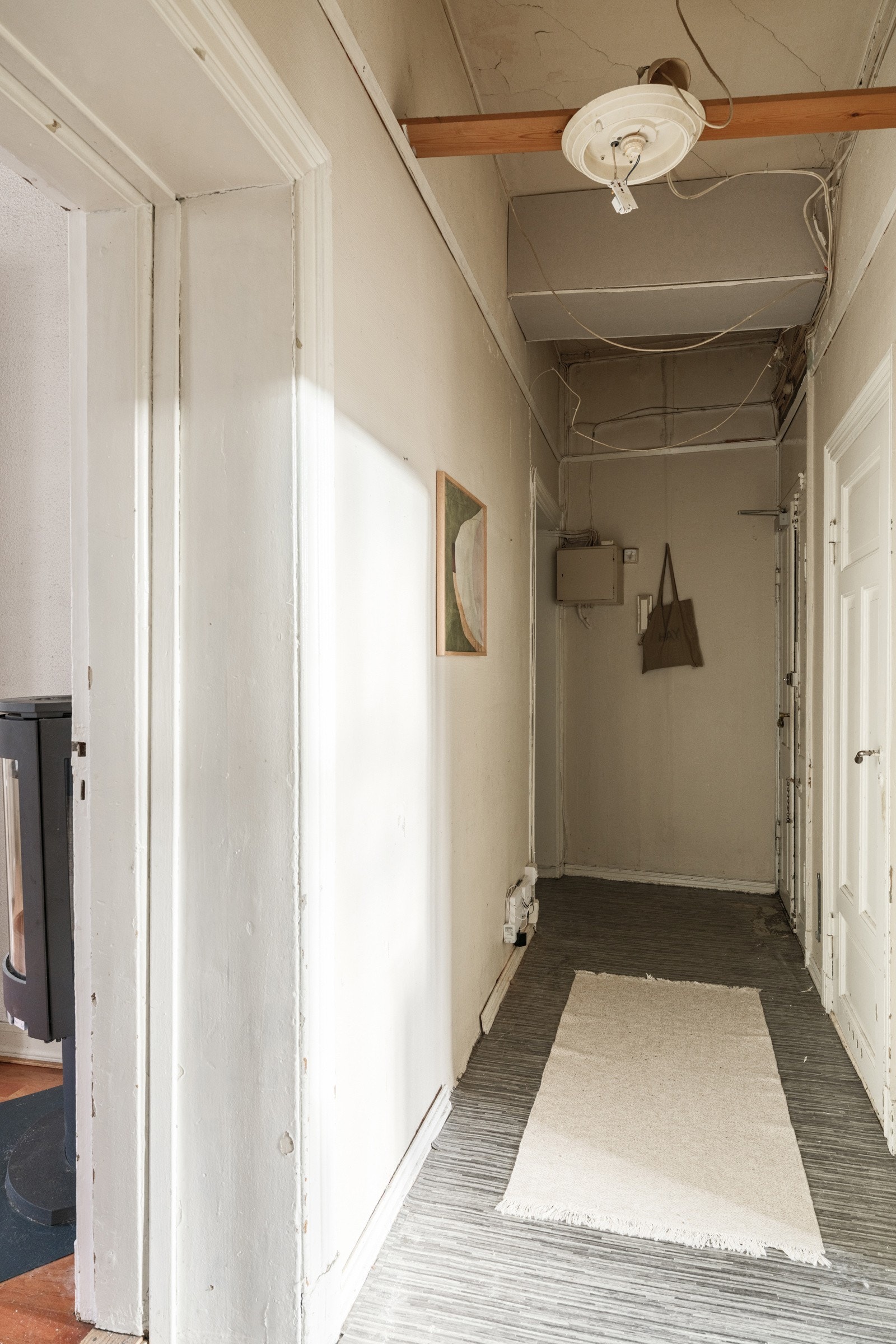 Gangen fungerer som et knutepunkt i leiligheten med adkomst til samtlige rom. Galleribilde