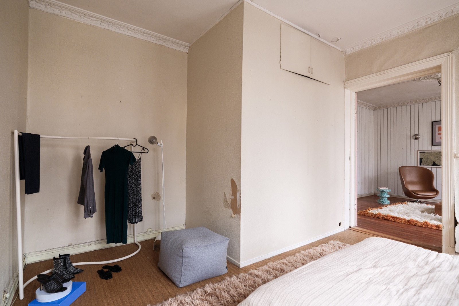 På soverommet er det god plass til stor dobbeltseng med tilhørende nattbord, samt garderobeløsninger etter eget ønske og behov. Galleribilde