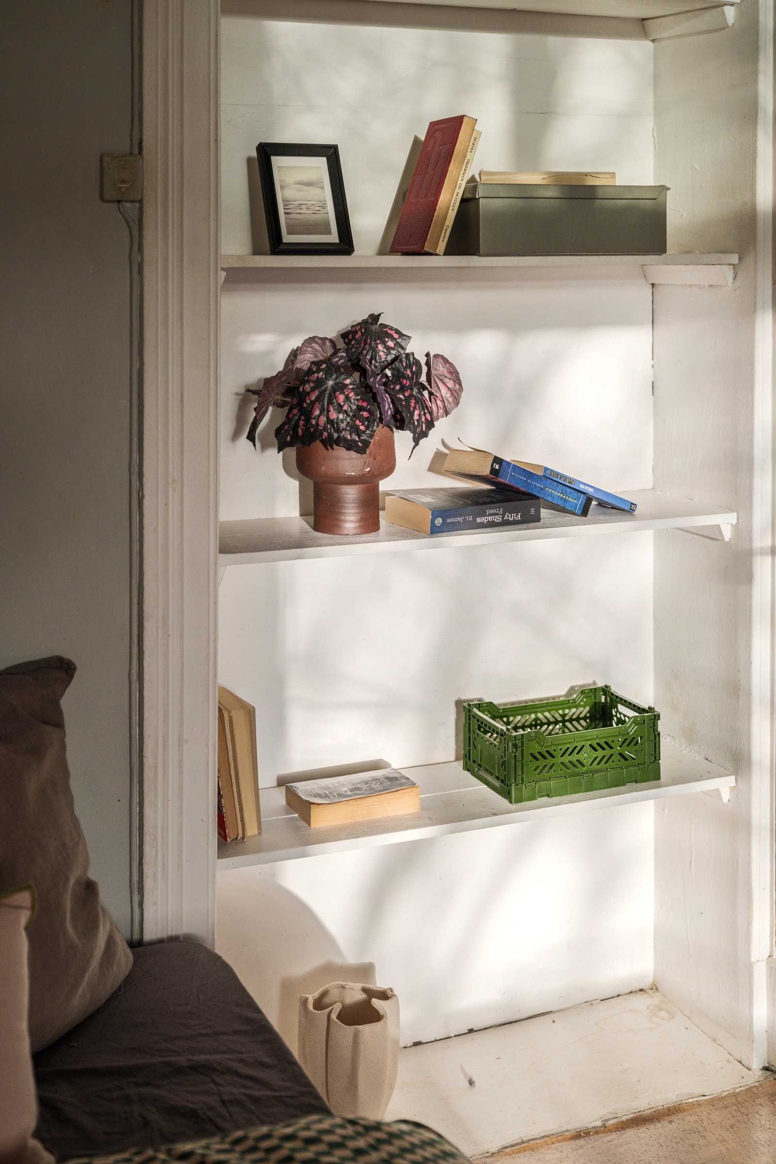 I den gamle døråpningen er det montert hyller for oppbevaring og dekor. Galleribilde