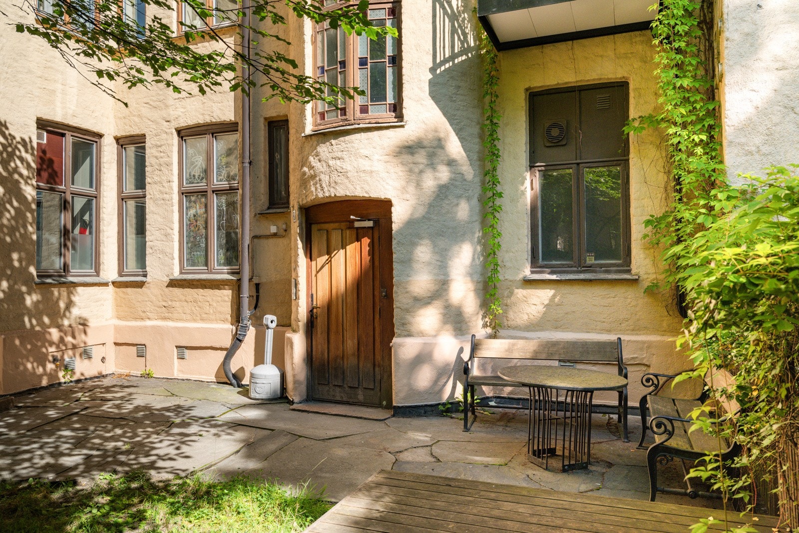 Koselig bakgård med sittegruppe Galleribilde