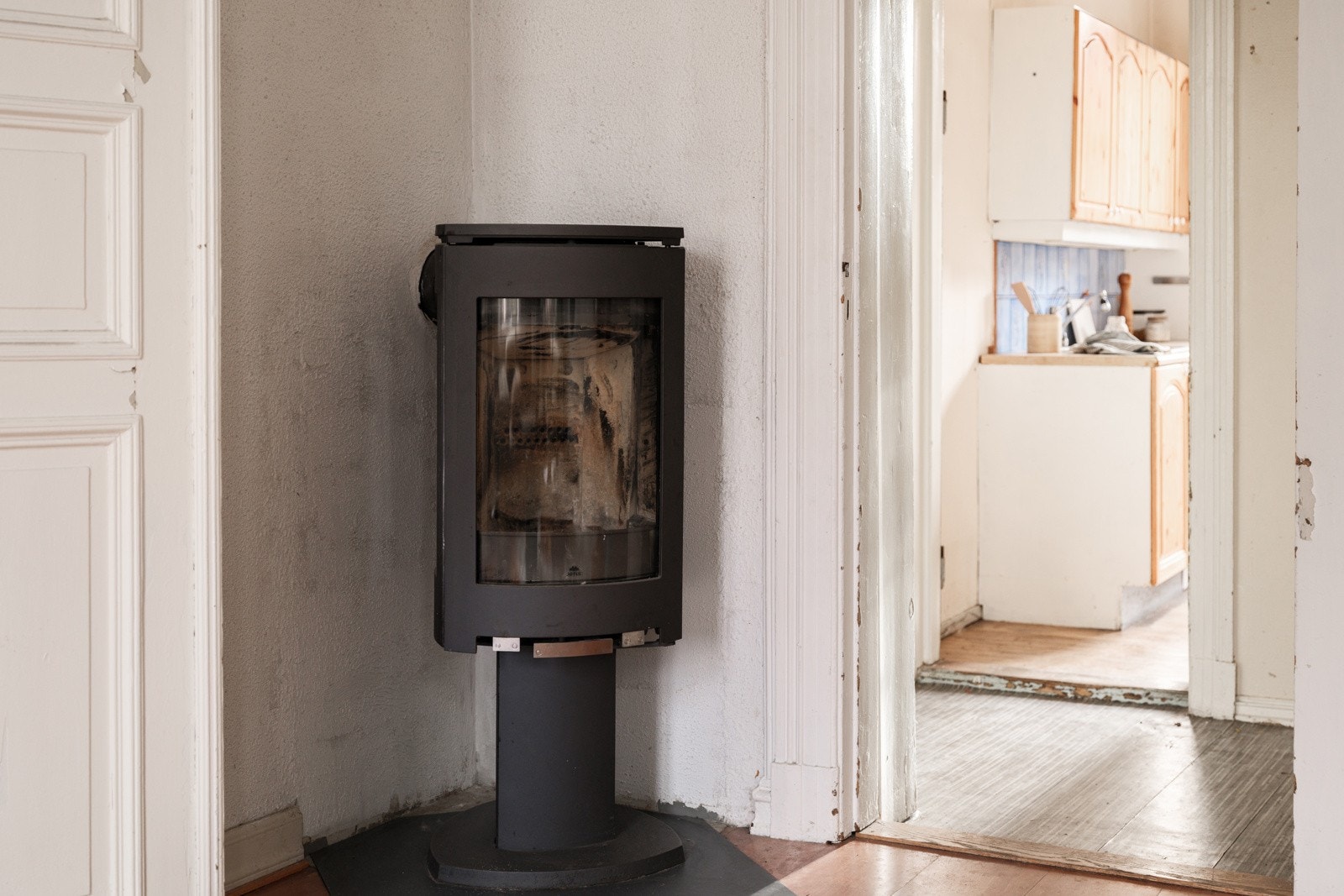 I hjørnet av stuen er det en moderne vedovn. Informasjon om pipeløpets utførelse, tilstand og eventuelle tidligere bruk er ikke kjent. Galleribilde