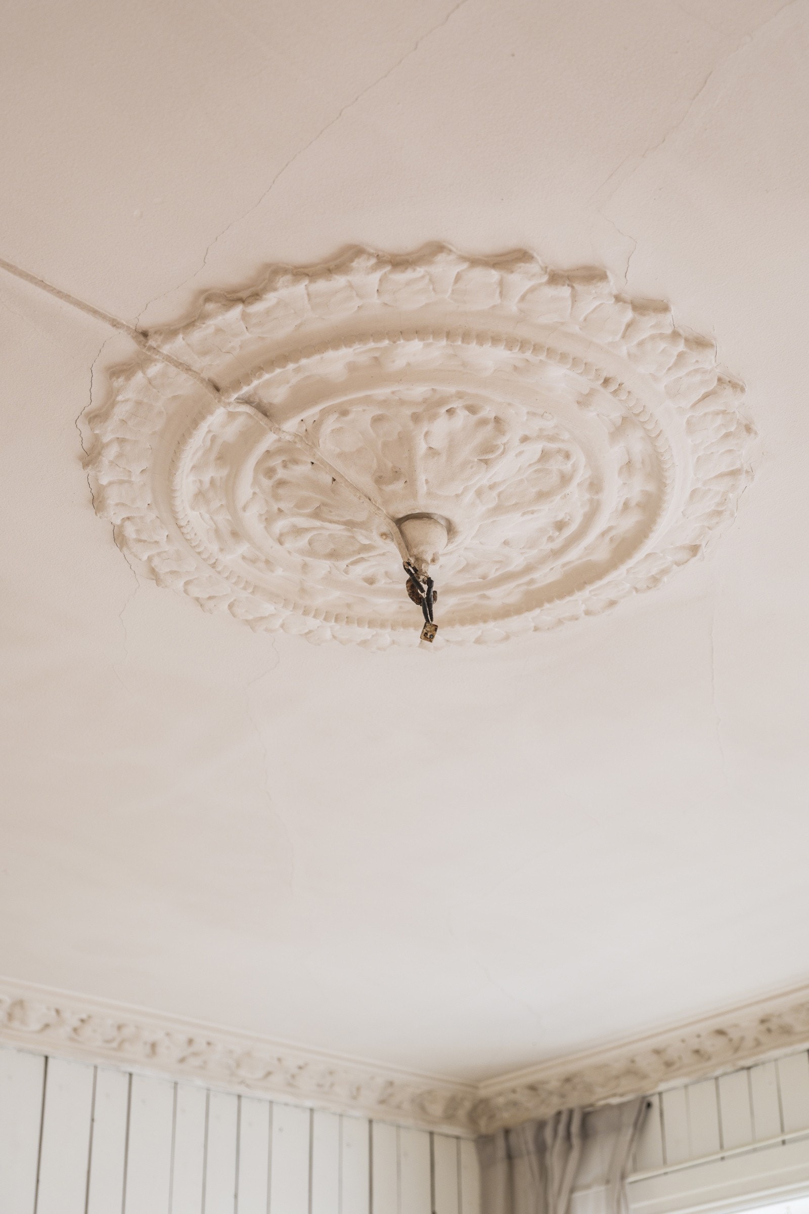 I himlingen er det fine originale detaljer som stukkatur og rosett. Galleribilde