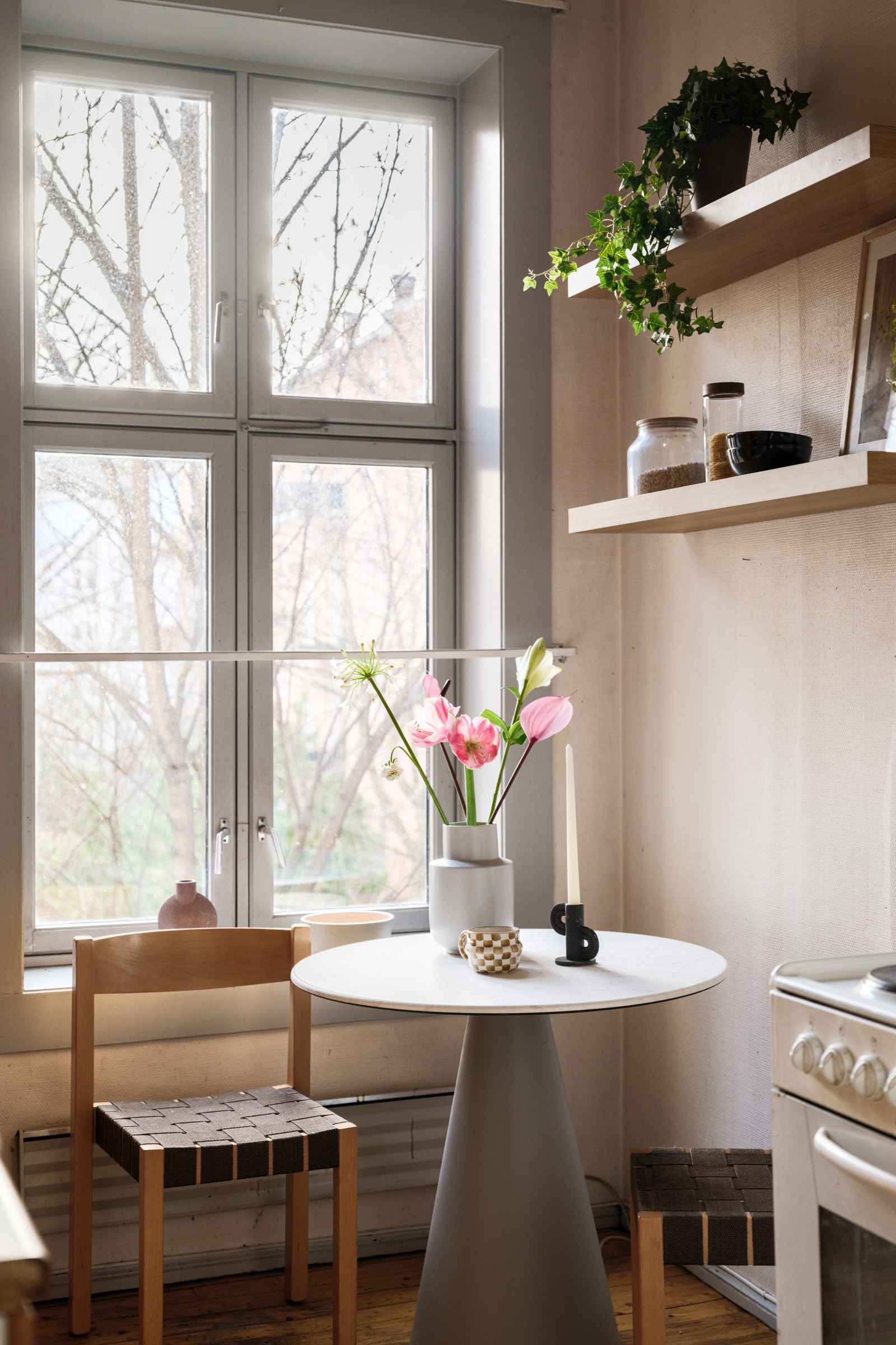 Stor klassisk vindusflate mot syd slipper inn fint lys. Galleribilde