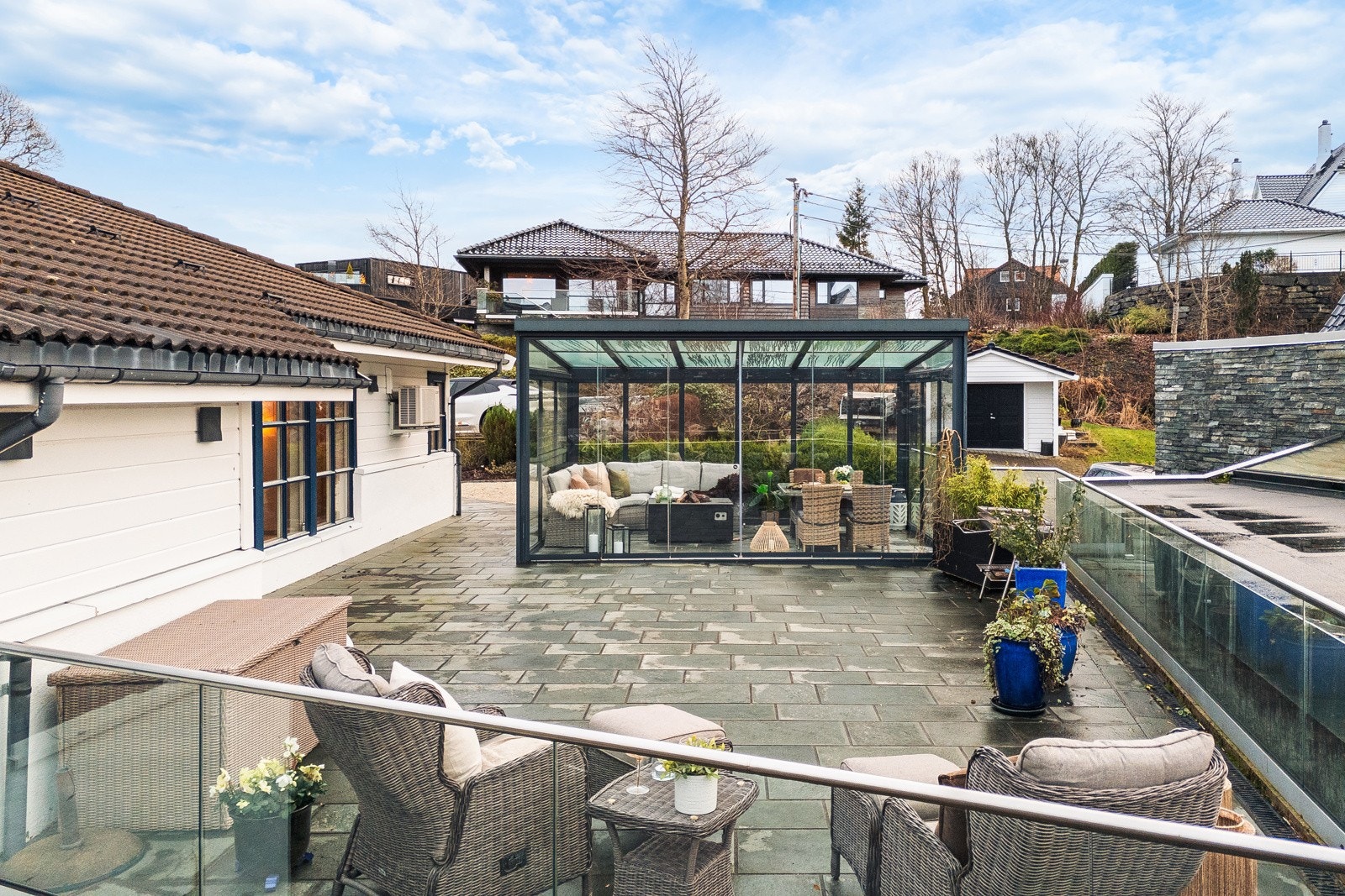 Uteområdet er opparbeidet med ca. 80 kvm skiferplatting og utestue. Rundt huset kan du nyte sol fra tidlig morgen til 22.25 midtsommer. Galleribilde