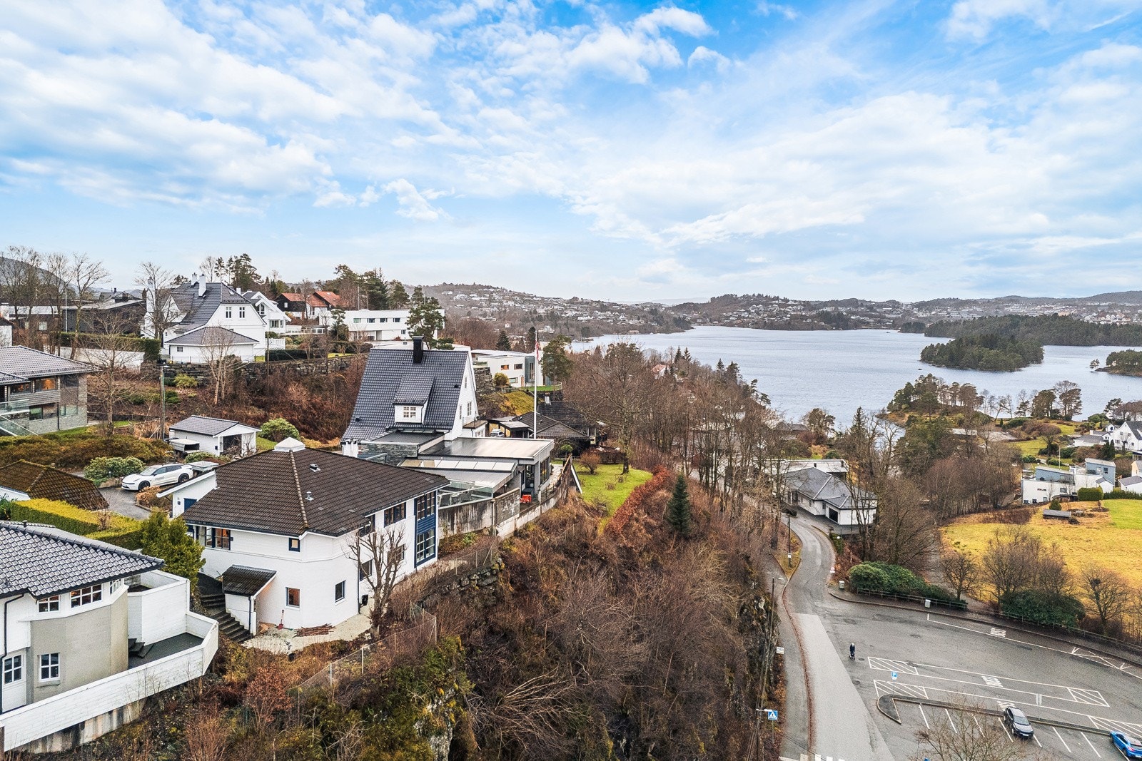 Fra eiendommen er det gangavstand til Paradis skole, og kort vei til Hop oppveksttun for ungdomstrinnet. Galleribilde