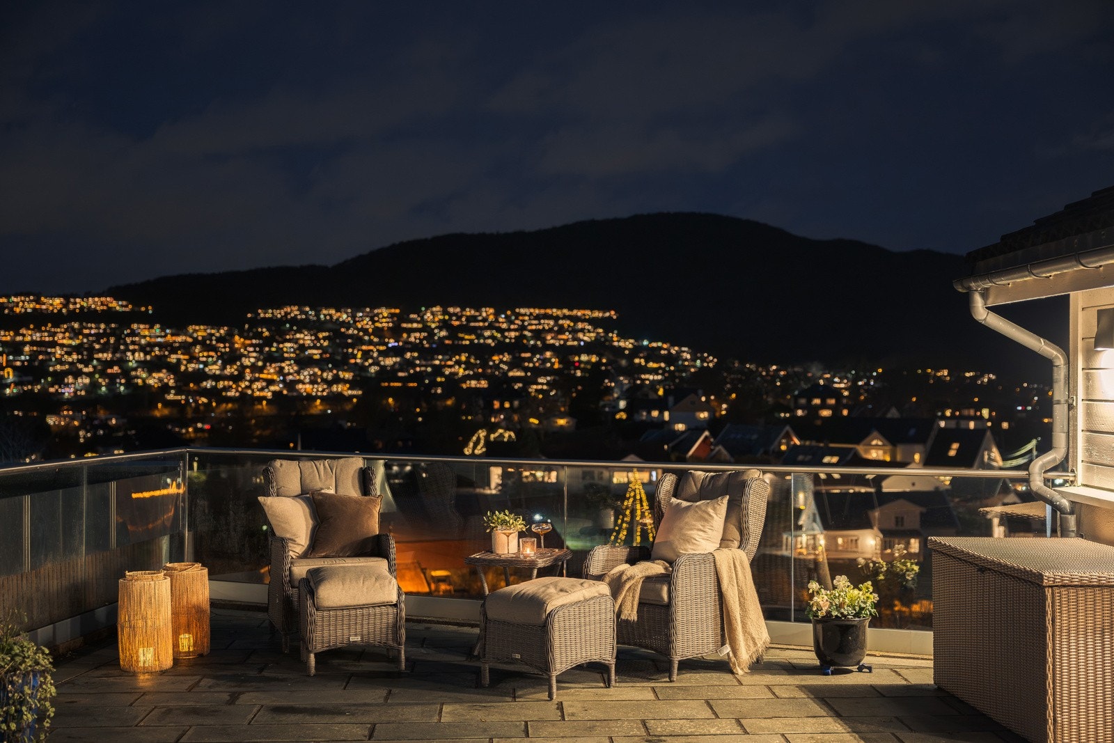 Stor og innholdsrik enebolig med god planløsning og gjennomgående høy standard. Boligen har romslige oppholdsrom og gode løsninger for en familie, med blant annet fire soverom, to bad, WC rom, kontor og en stor kjellerstue som gir fleksible bruksområder. Galleribilde