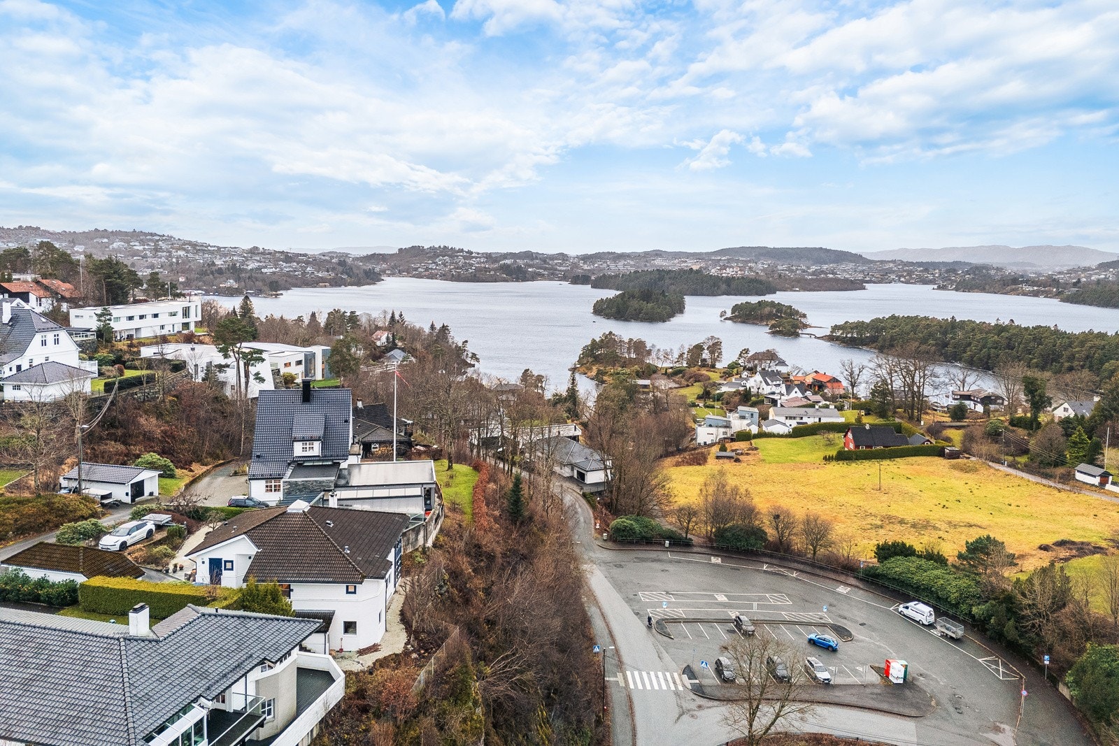 Området har svært gode kollektivforbindelser med både buss og bybane. Med bil tar det ca. 9 minutter til Lagunen Storsenter og ca. 15 minutter til Bergen sentrum. Galleribilde