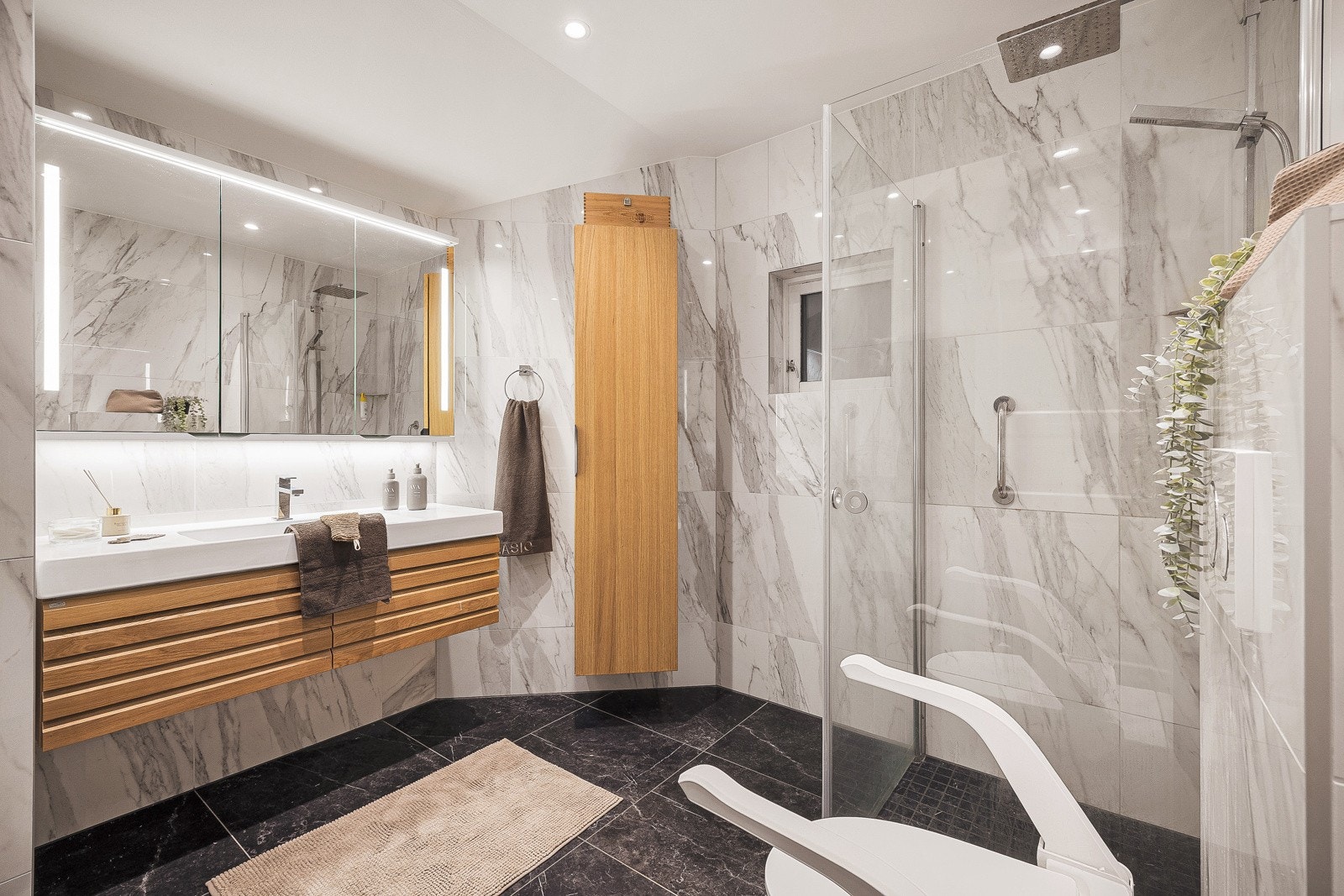 Boligen har to delikate og funksjonelle bad, ett i hver etasje. Begge badene er pusset opp i 2020. Galleribilde