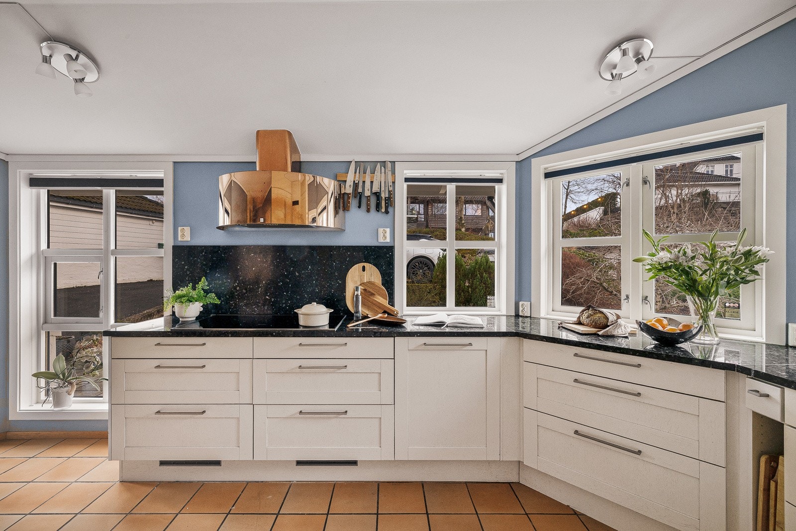 Kjøkkeninnredningen er levert av Sigdal i 2020. Det er rikelig med skap- og benkeplass samt integrerte hvitevarer bestående av platetopp, ventilator, stekeovn, dampovn, micro, kaffemaskin, kjølehjørne, tallerken og oppvaskmaskin - hvitevarer fra Miele. Galleribilde