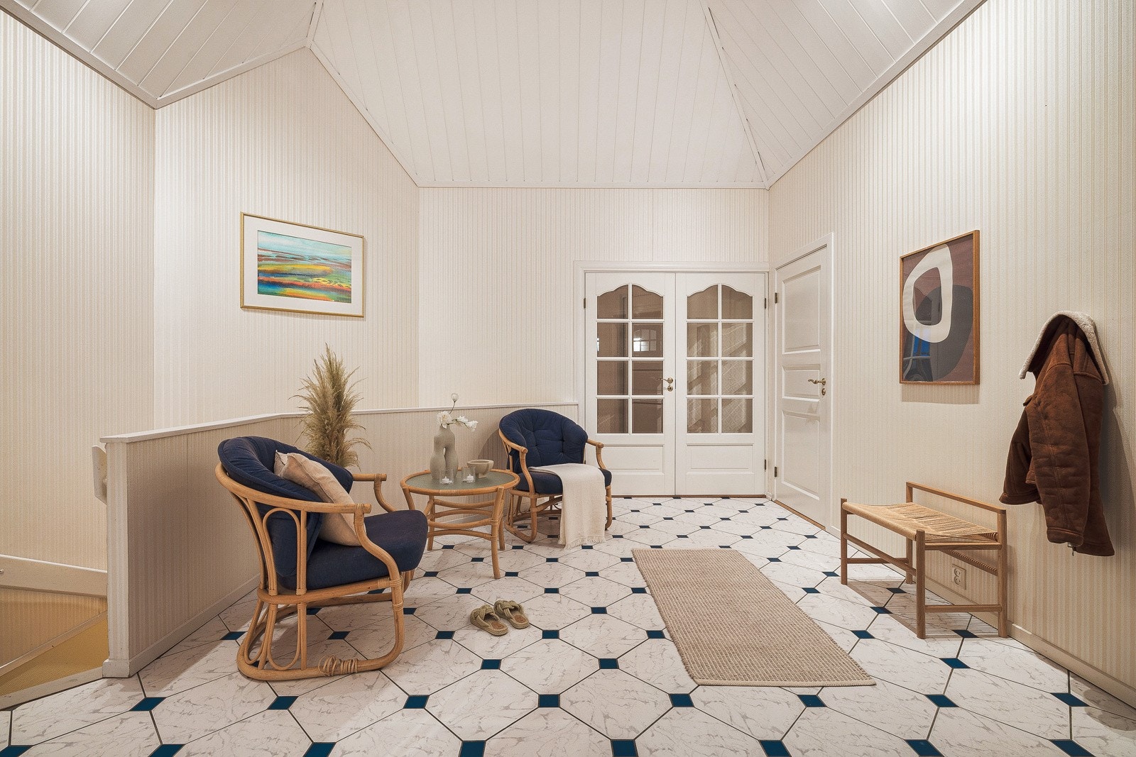 Velkommen inn i en innbydende hall med trappeløsning og ekseptsjonell stor takhøyde Galleribilde