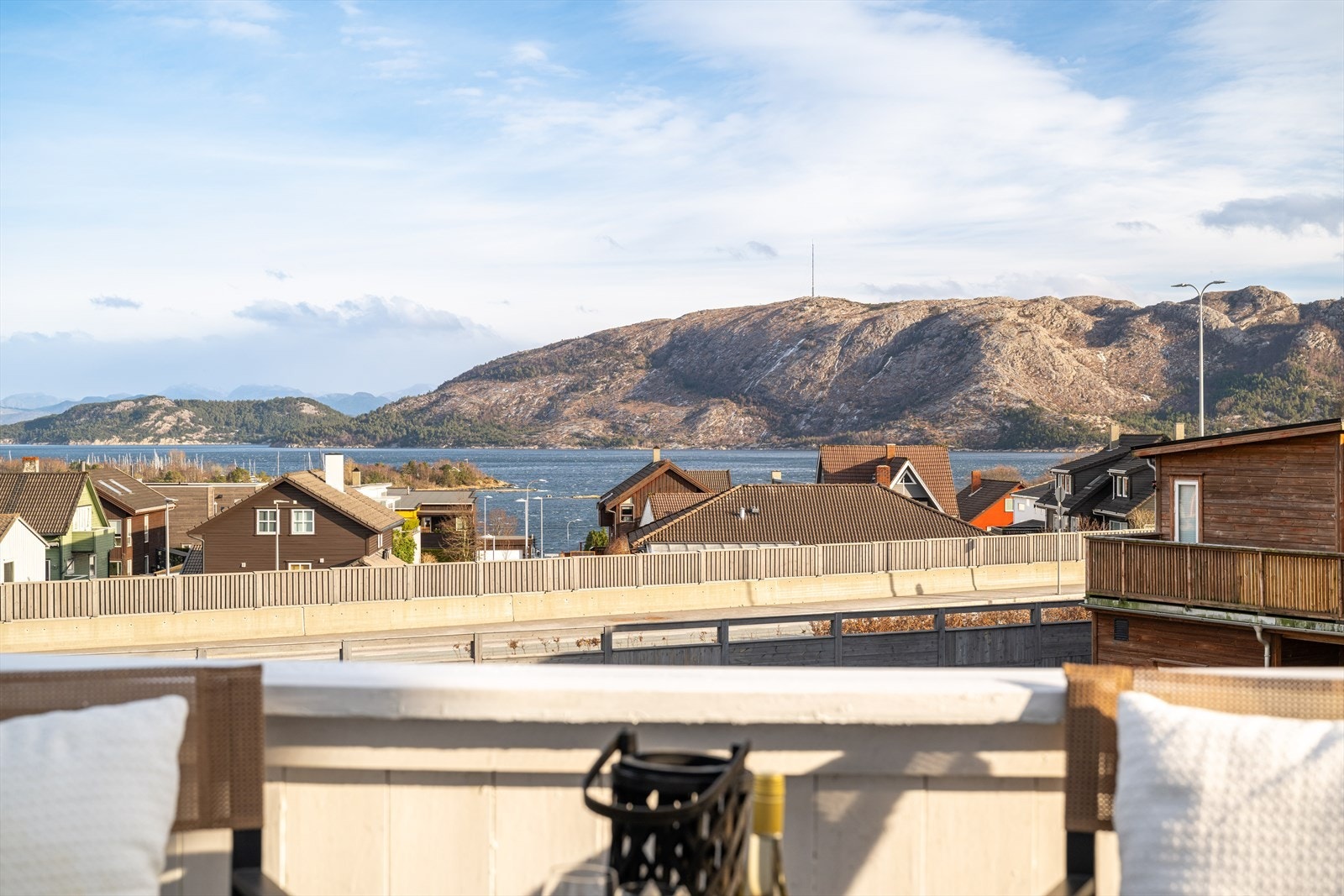 - Eiendommen ligger fint til med gode lys og solforhold, og har nærhet til dagligvare, skoler/barnehager, kollektivtransport samt gode tur og rekreasjonsmuligheter - Galleribilde