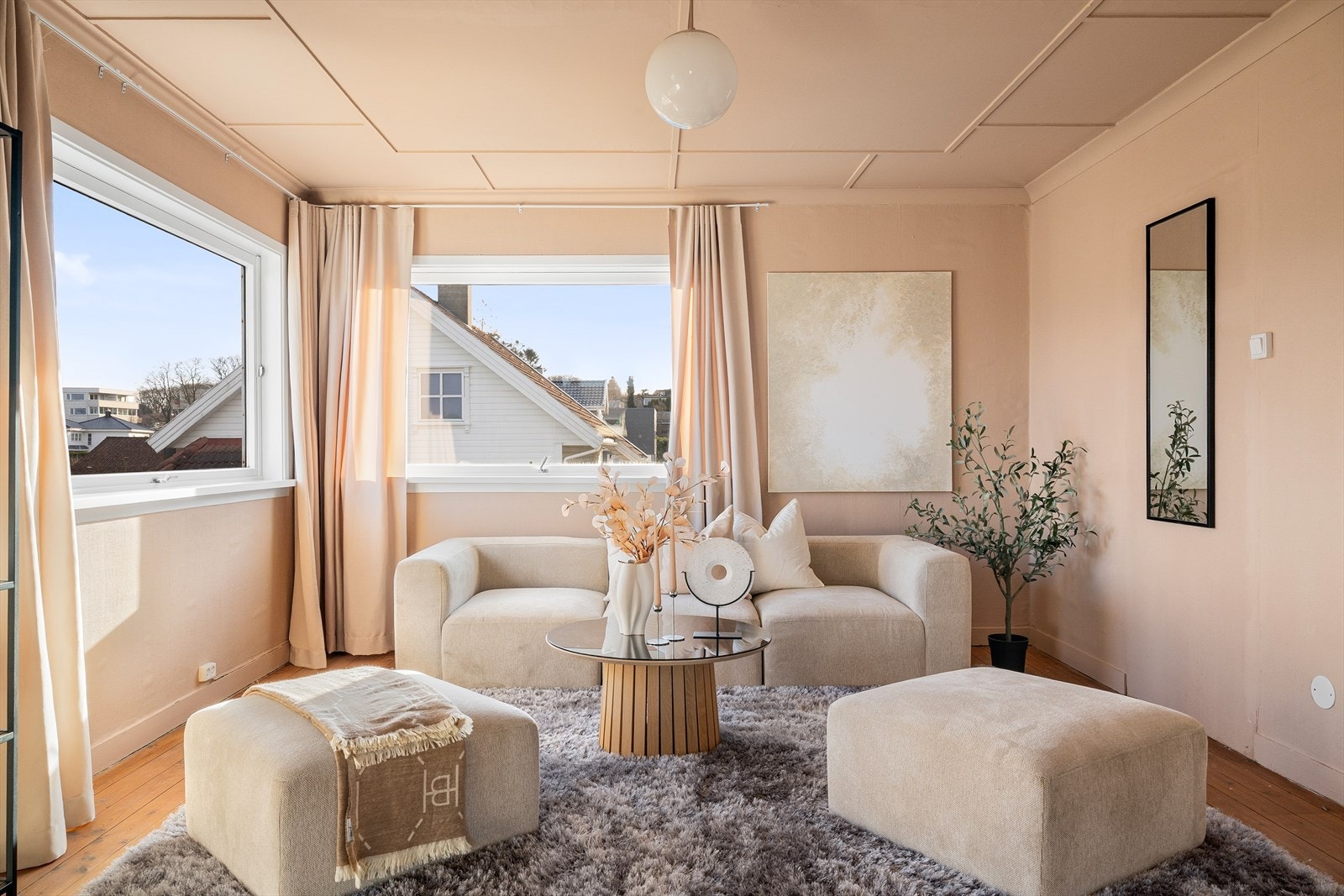 - Andre etasje består av tre soverom av god størrelse, hvorav ett har direkte utgang til balkong - Galleribilde