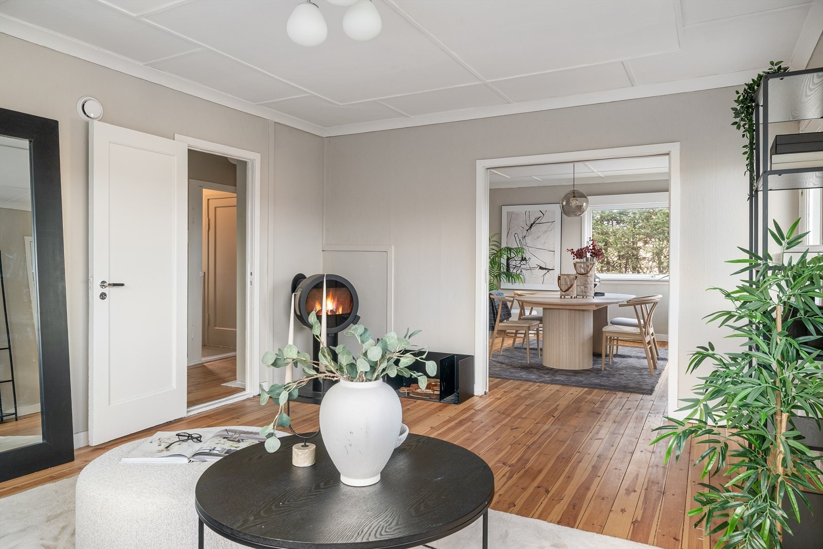 - I stuen finner du den ene av boligens vedovner. Nydelig på de kalde dagene! - Galleribilde