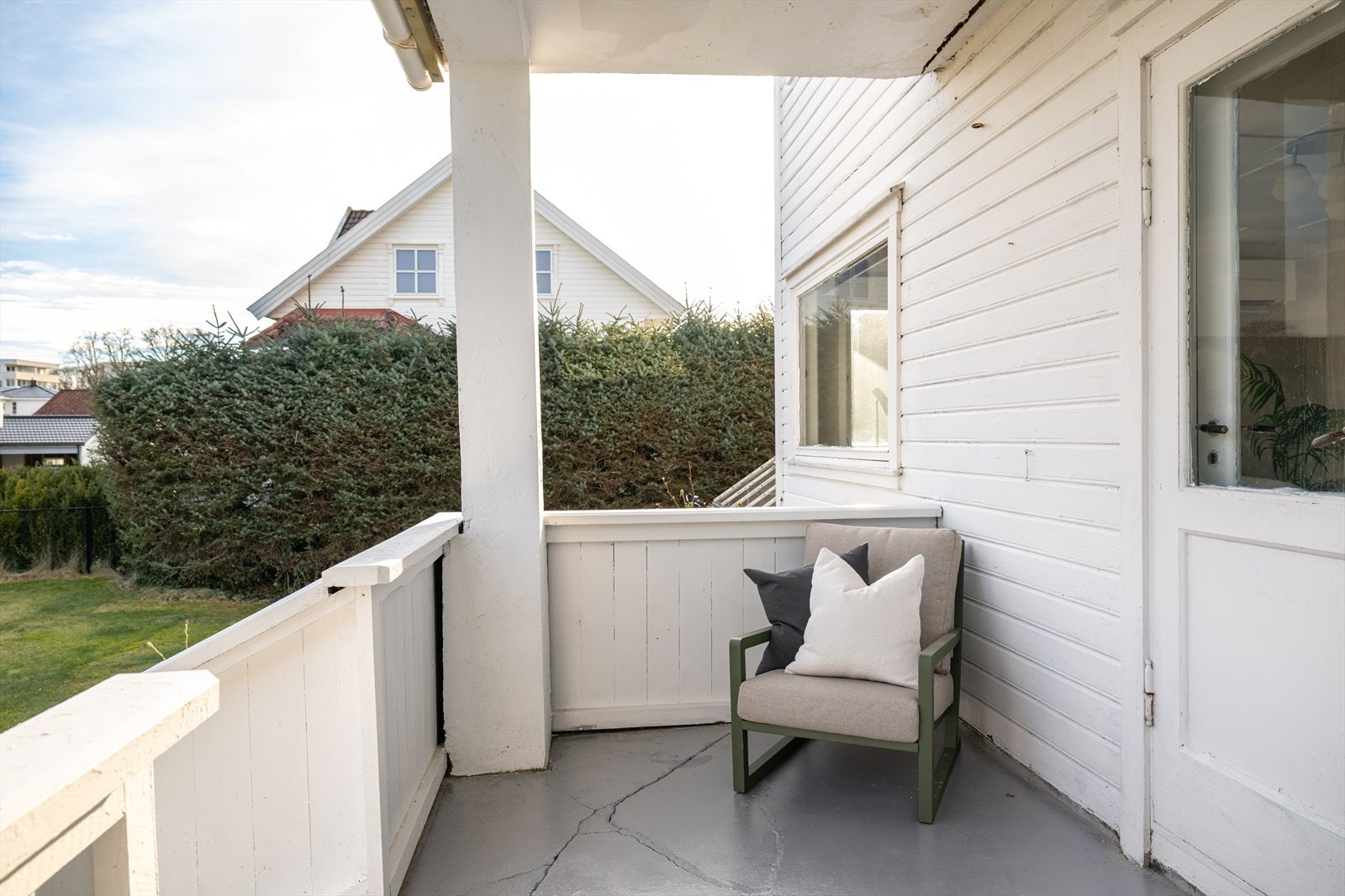 - Overbygd uteplass med plass til sittegruppe - Galleribilde