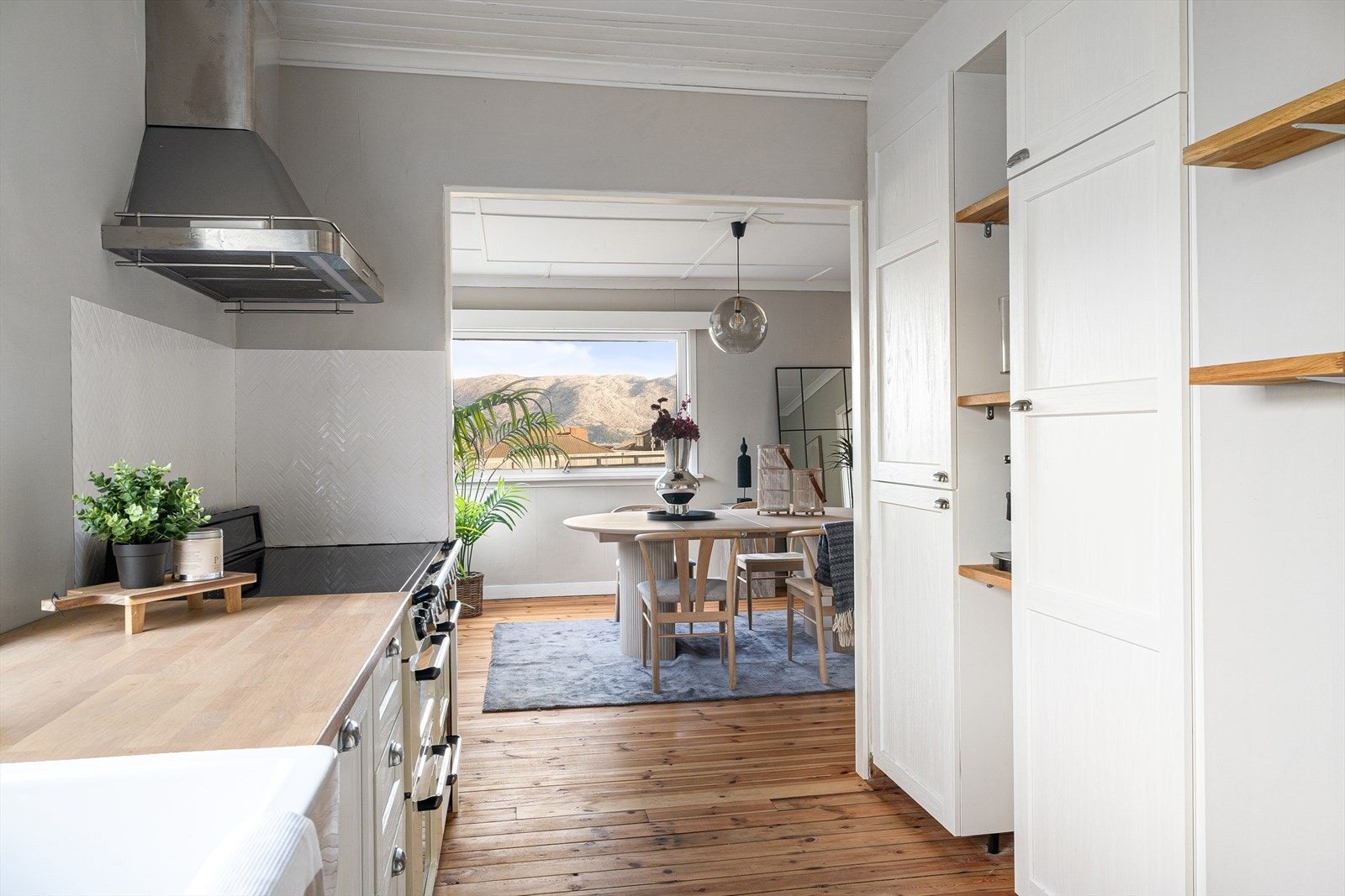 - Her kan man lage mat samtidig som man kan nyte utsikten i bakgrunnen - Galleribilde