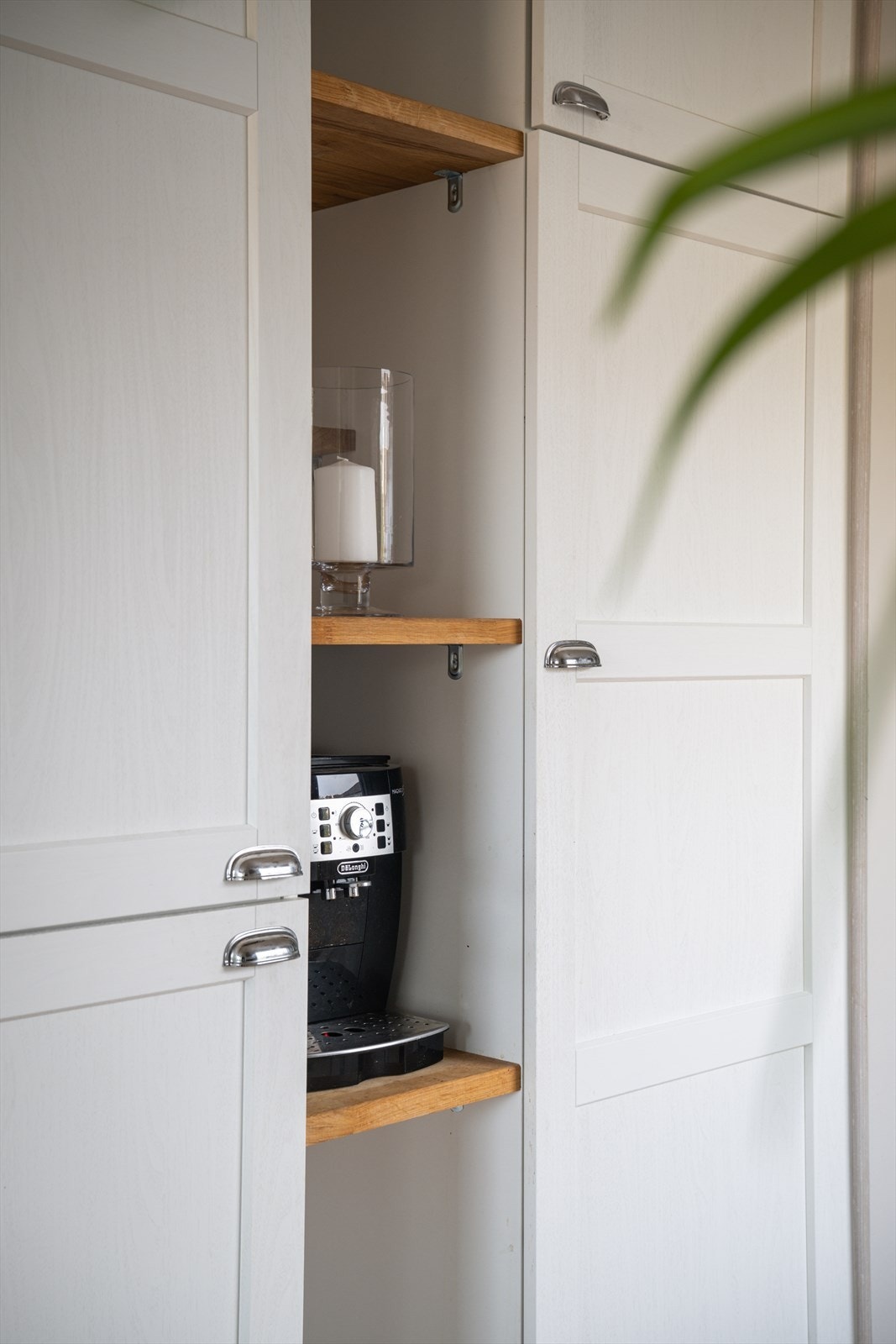 - Merk den fine detaljen med hyller mellom skapene, en naturlig plass for kaffestasjonen og øvrig lagring eller pynt- Galleribilde