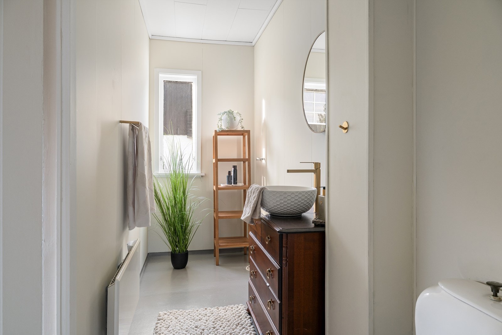 - Bad med servant, toalett og vindu - Galleribilde