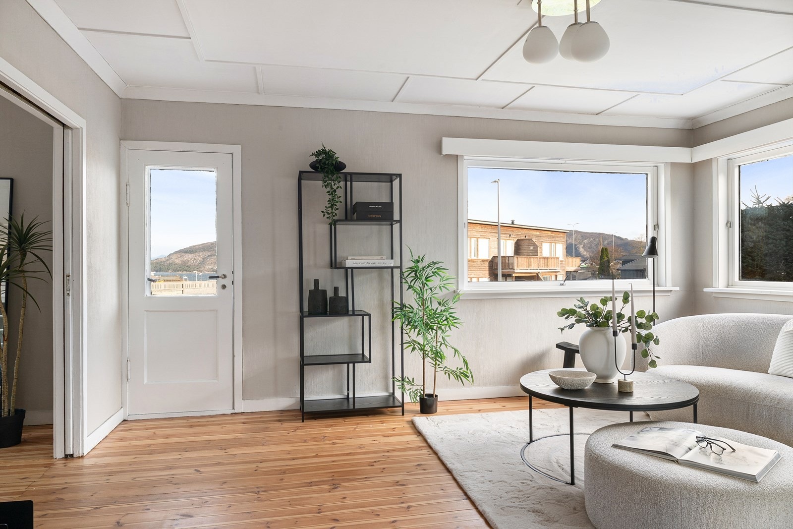 - Fra stuen kan du gå rett ut til balkongen og videre ned til hagen - Galleribilde