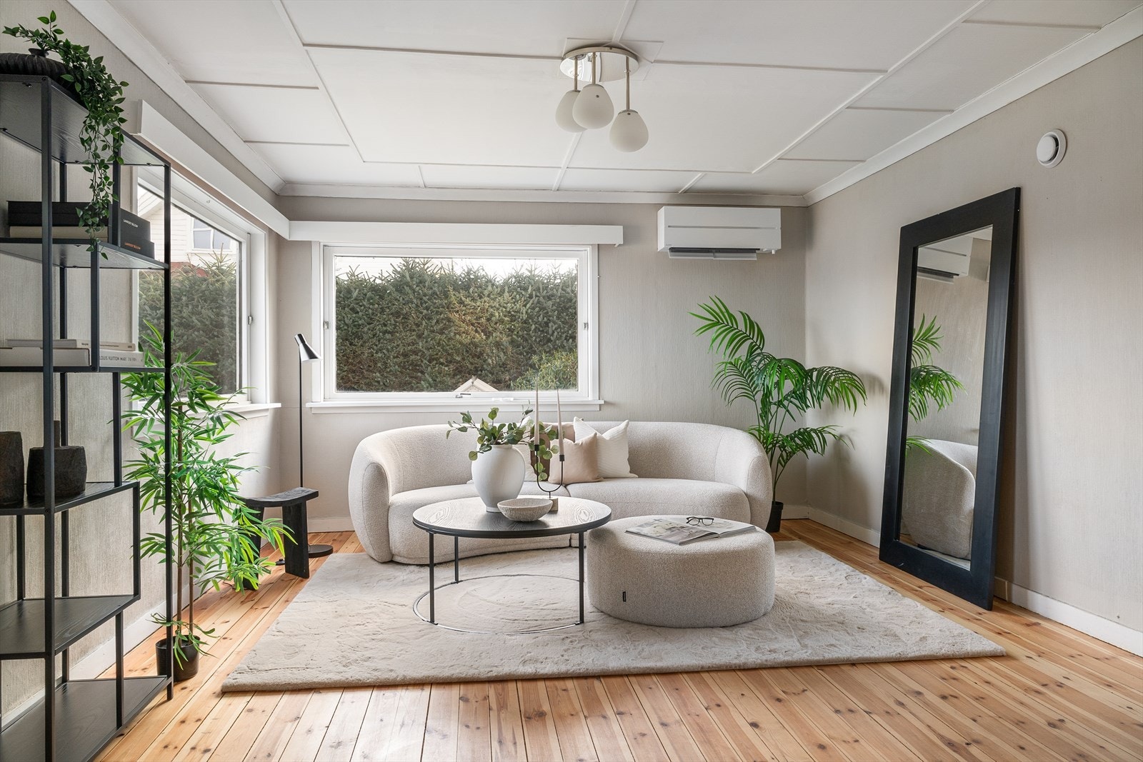 - Stuen byr på rikelig med naturlig lysinnslipp og har et sjarmerende uttrykk. Merk det lekre taket og gulvet som nylig er slipt - Galleribilde