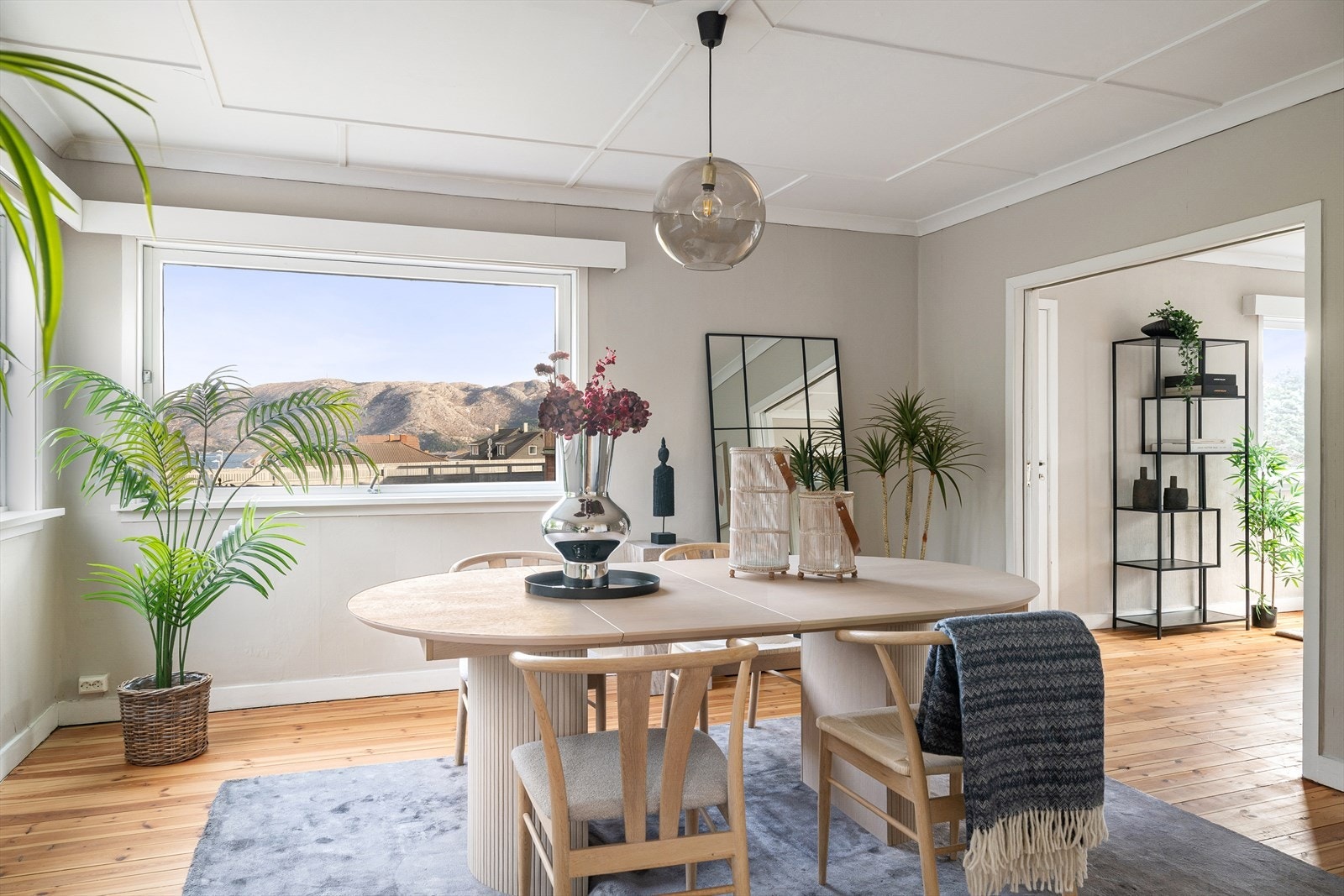 - I 1. etasje finner du en lys og innbydende spisestue med god plass for en hyggelig sammenkomst - Galleribilde