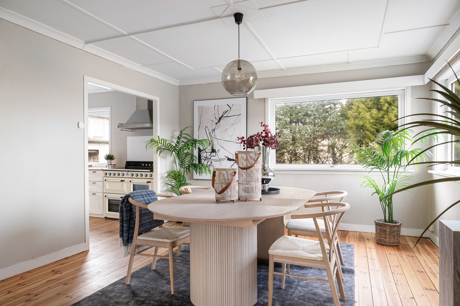 - Spisestuen har god plass til spisebord og åpen løsning videre til kjøkkenet - Galleribilde