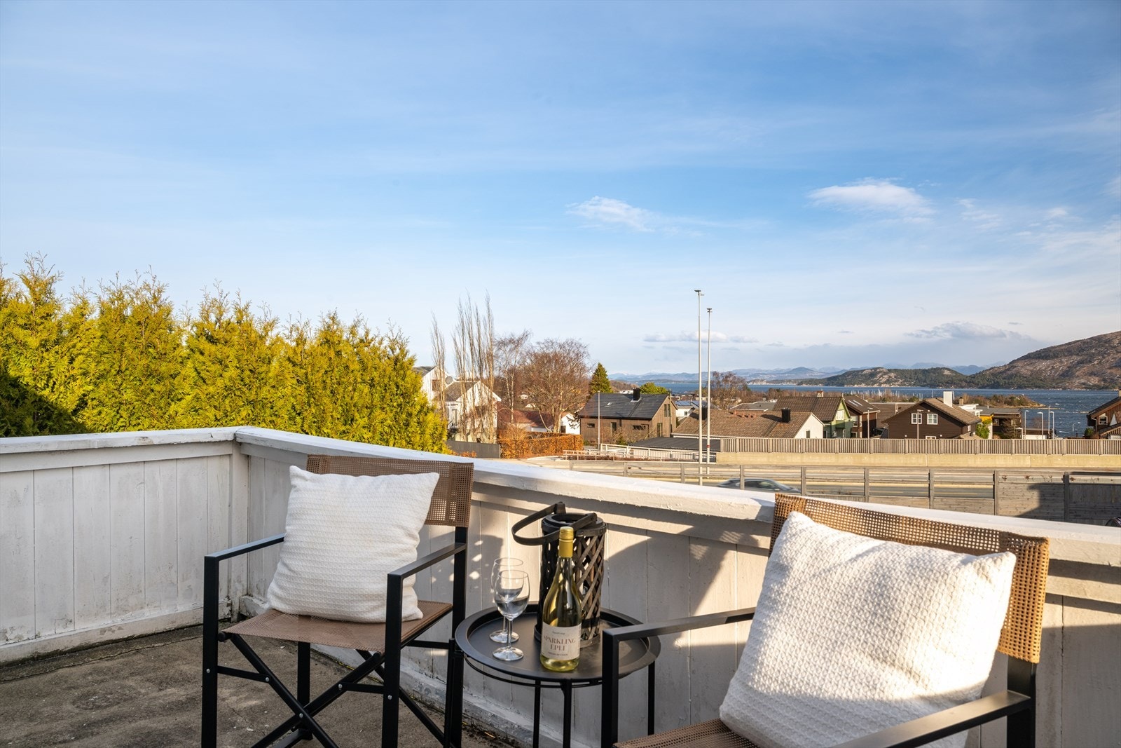 - Balkong med plass til sittegruppe og utsyn mot nærområdet - Galleribilde