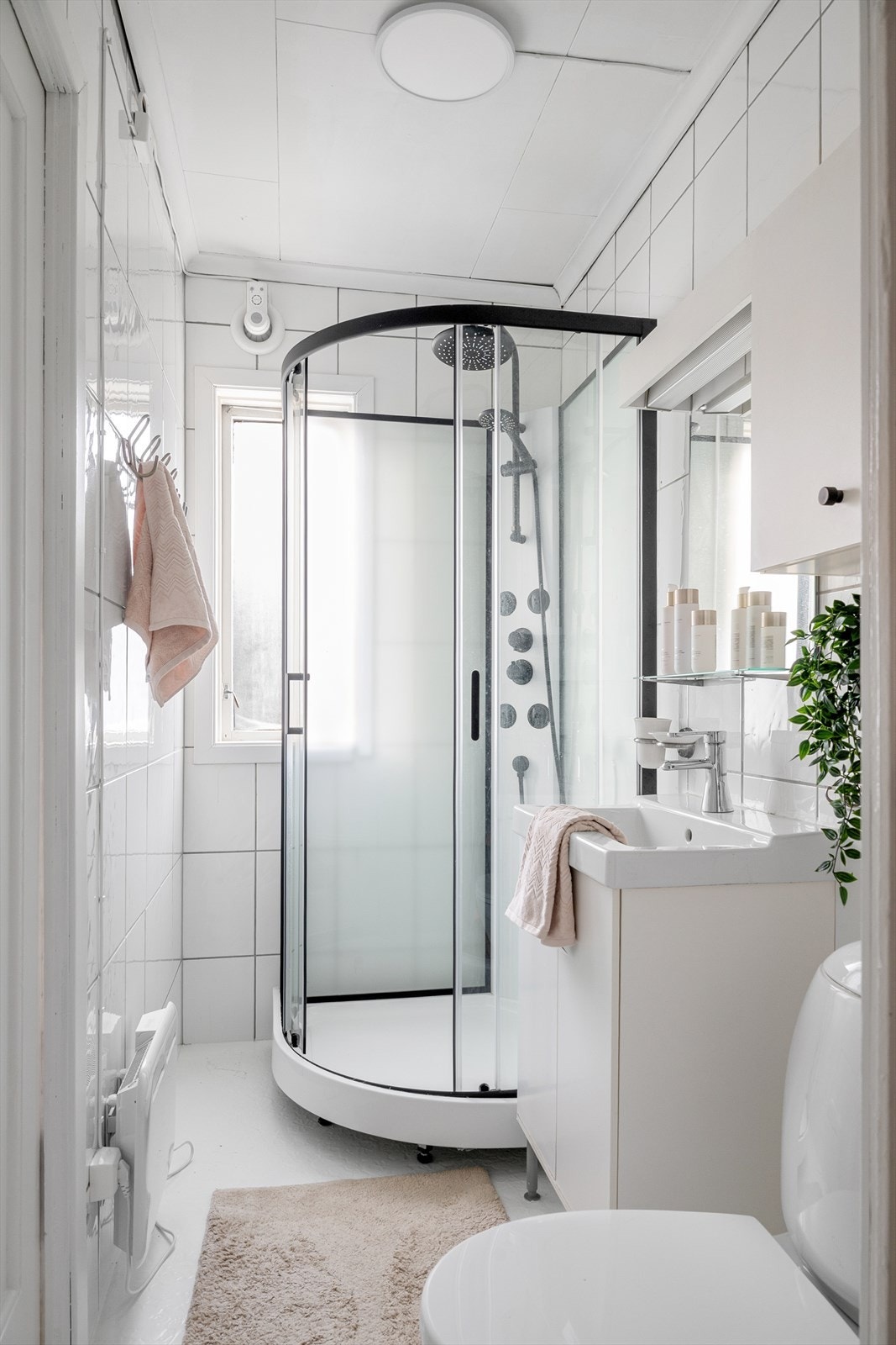 - Et funksjonelt bad med flislagte vegger og våtromsbelegg - Galleribilde