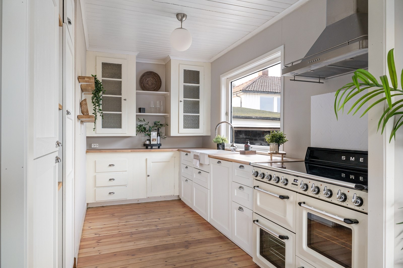 - Kjøkkenet oppleves som lyst og luftig, og er modernisert for å bevare den gjennomgående sjarmerende stilen - Galleribilde