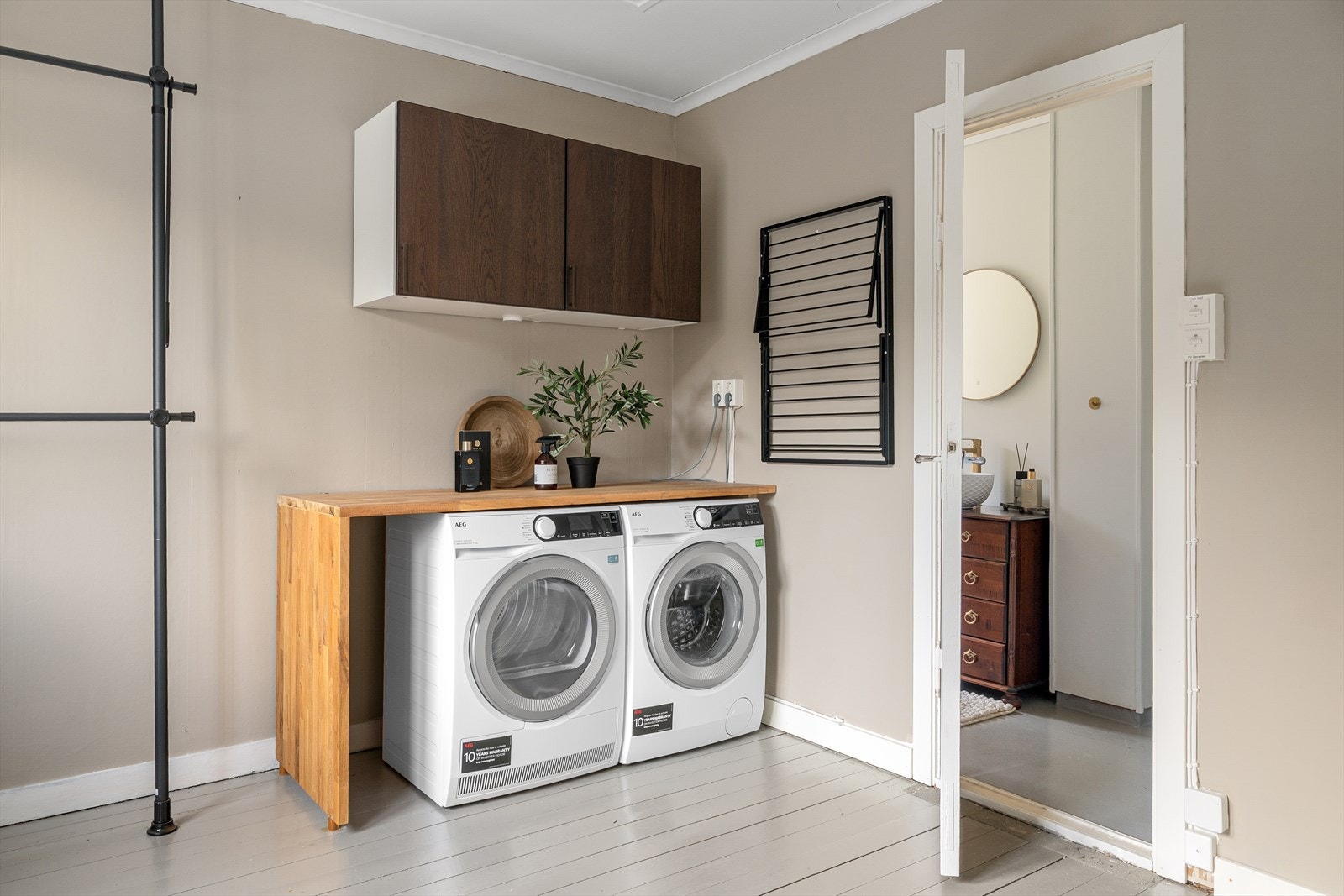 - Vaskerom med opplegg for vaskemaskin og tørketrommel. Her har du også praktiske skap for oppbevaringen- Galleribilde