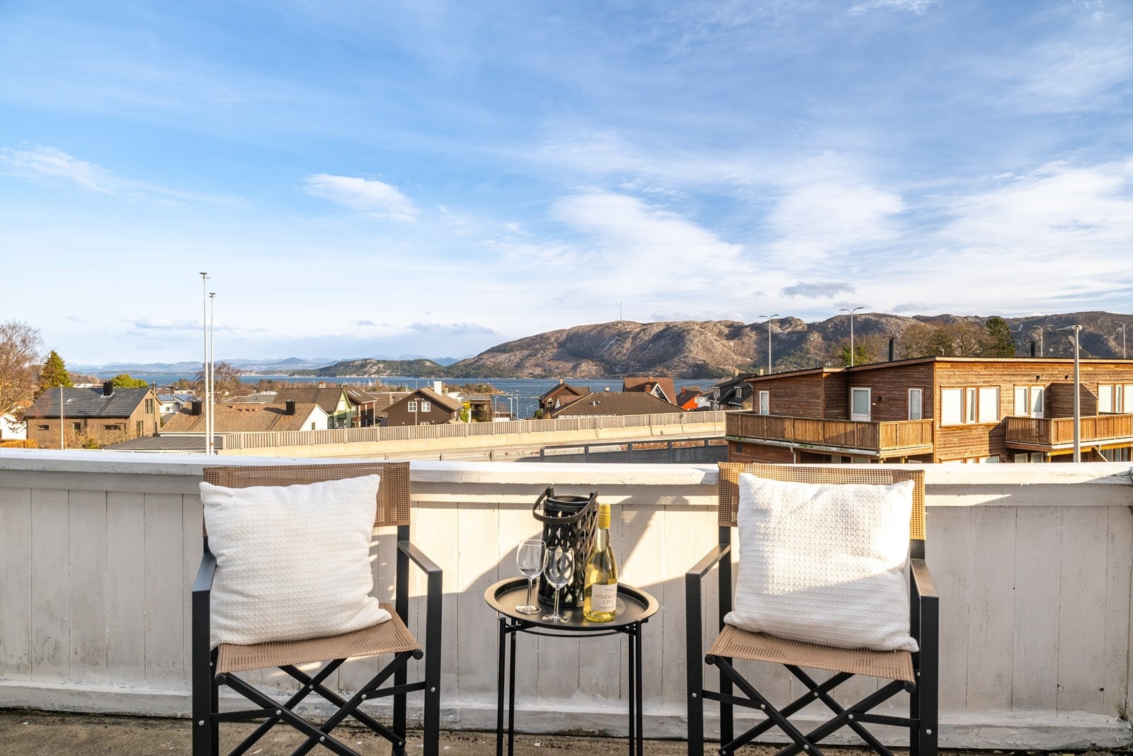 - Fra stuen har du en deilig balkong med lekker utsikt og gode solforhold - Galleribilde