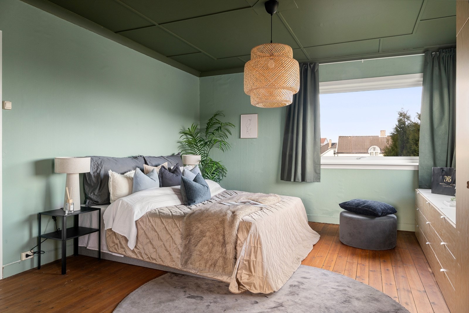 - Hovedsoverommet er presentert i innbydende farger og har godt med skapplass - Galleribilde