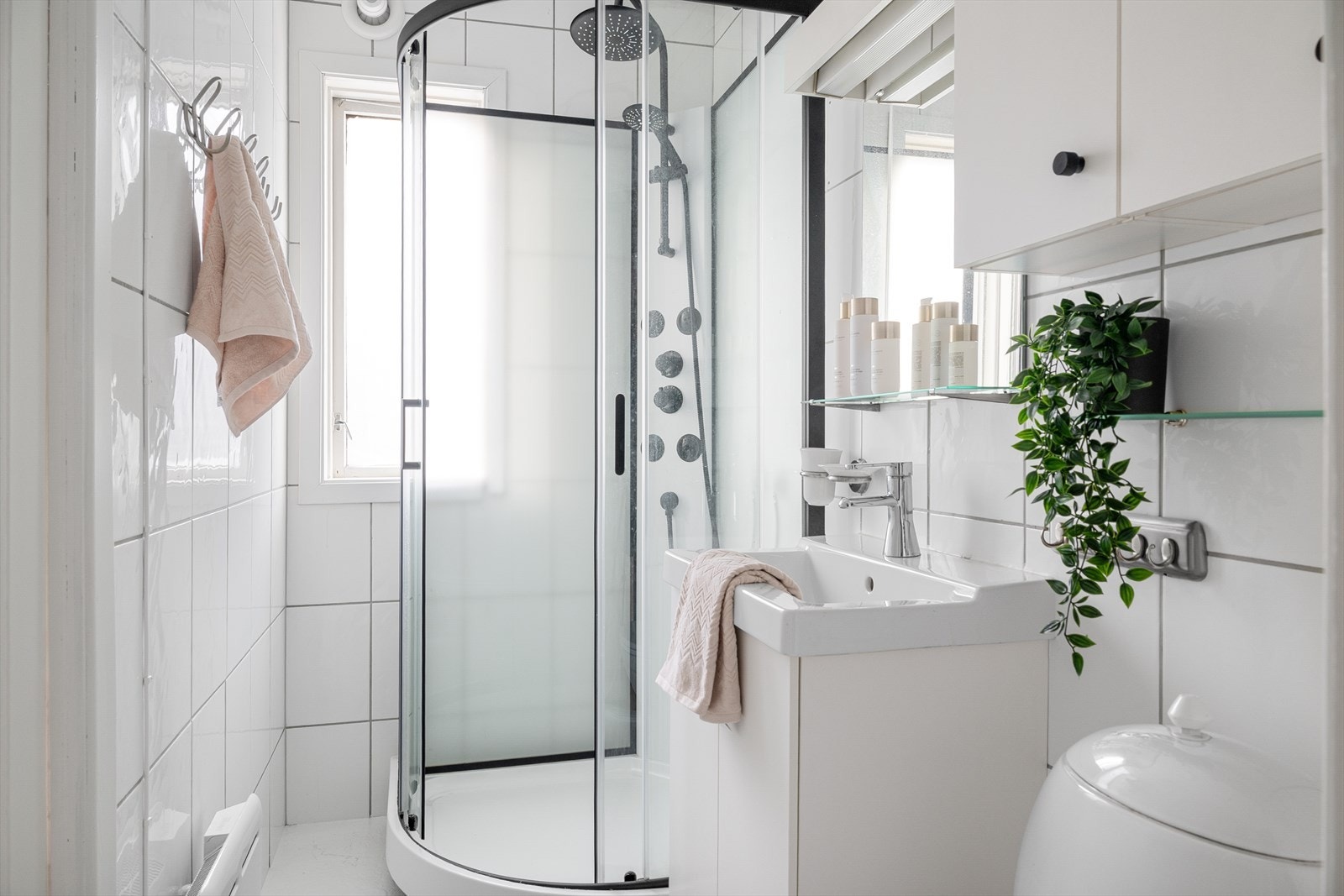 - Badet er innredet med dusjkabinett, servant med underskap og toalett - Galleribilde