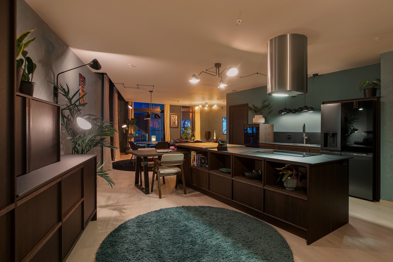 Her er det god plass til oppbevaring, og rikelig med benkeplass. Galleribilde