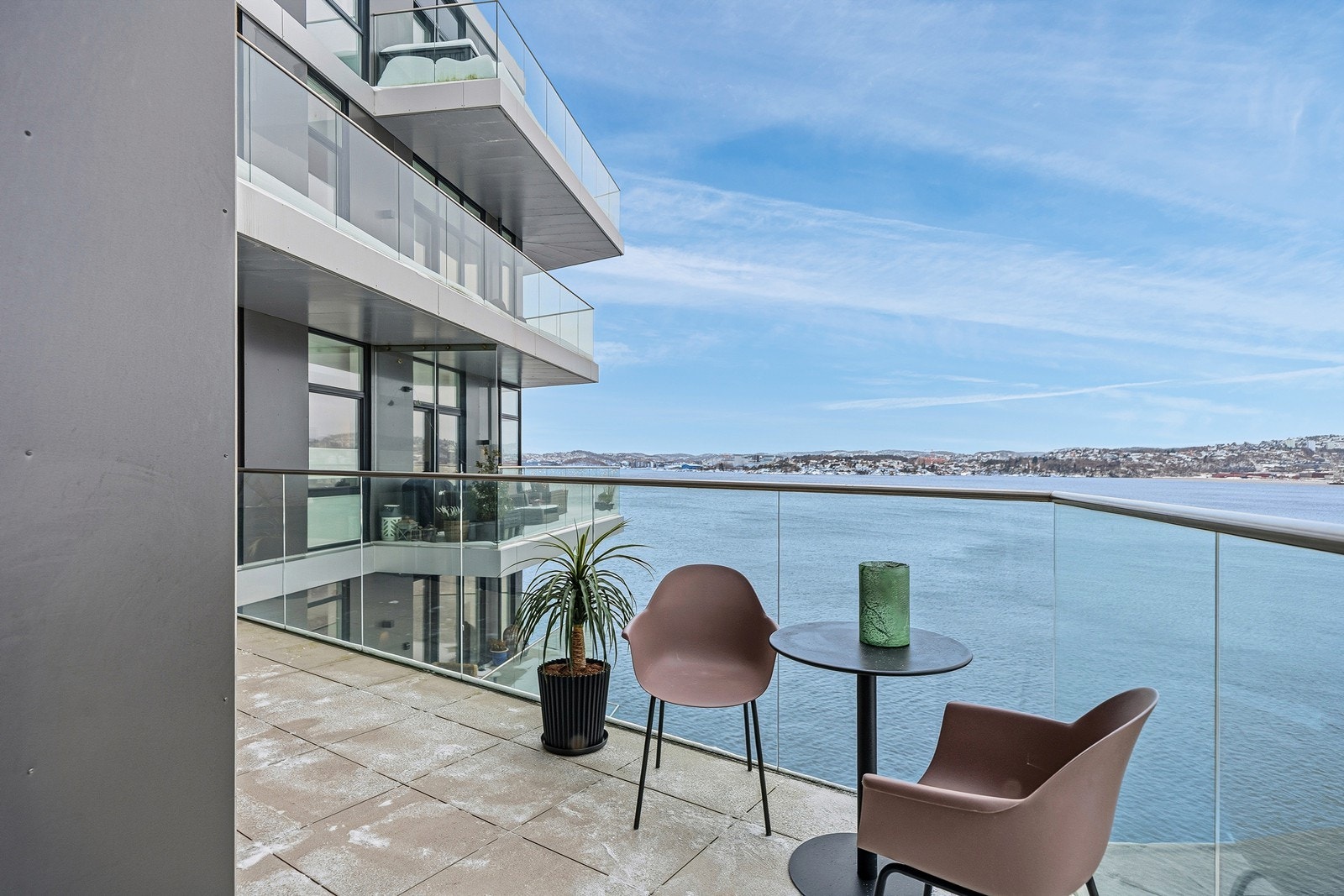 Stor og romslig balkong med god utsikt Galleribilde