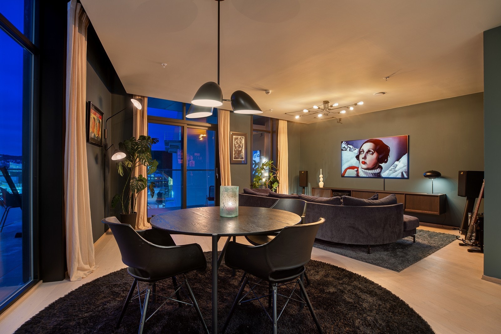 Stuen er enkel å møblere og har god plass til en romslig sofagruppe samt spisebord med tilhørende møblement Galleribilde