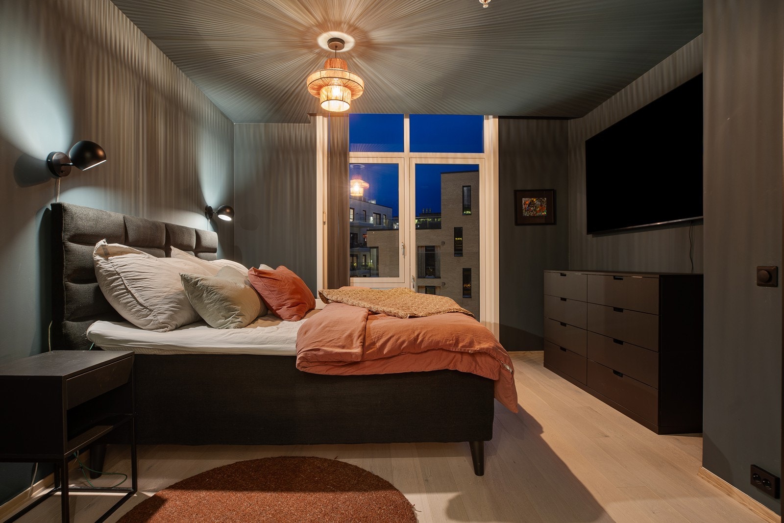 Soverommet er vendt inn mot rolig bakgård Galleribilde